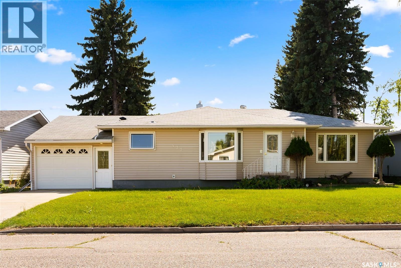 433 9Th Avenue W, Melville, SK - Outdoor