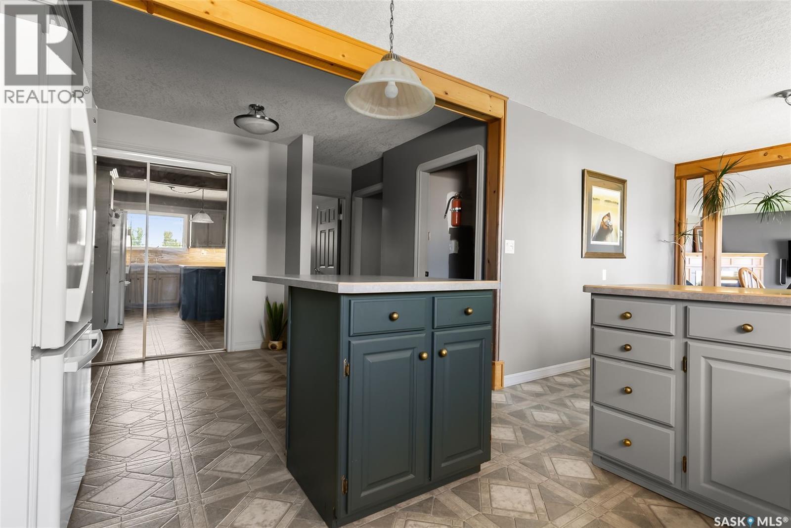 433 9Th Avenue W, Melville, SK - Indoor