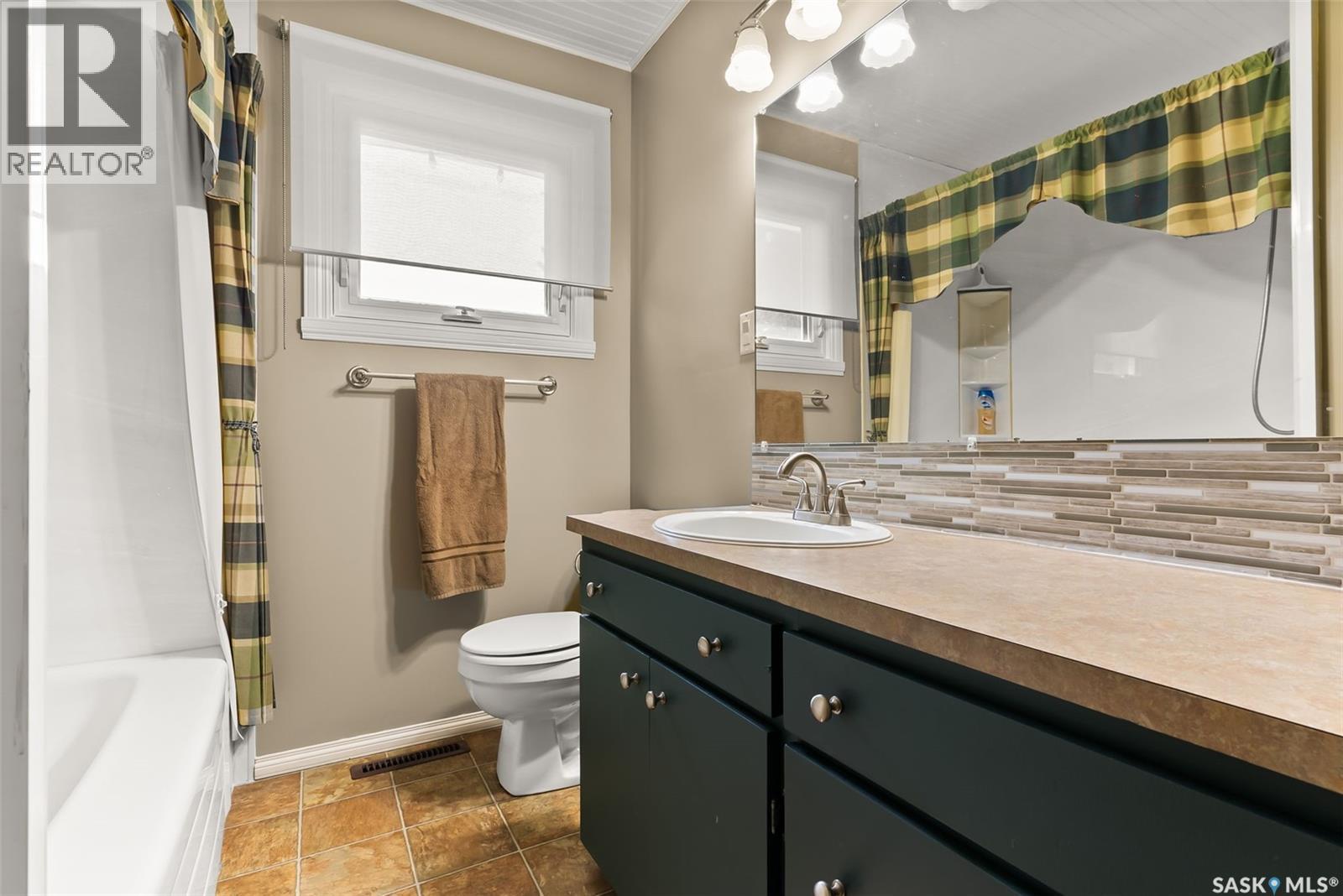 433 9Th Avenue W, Melville, SK - Indoor Photo Showing Bathroom