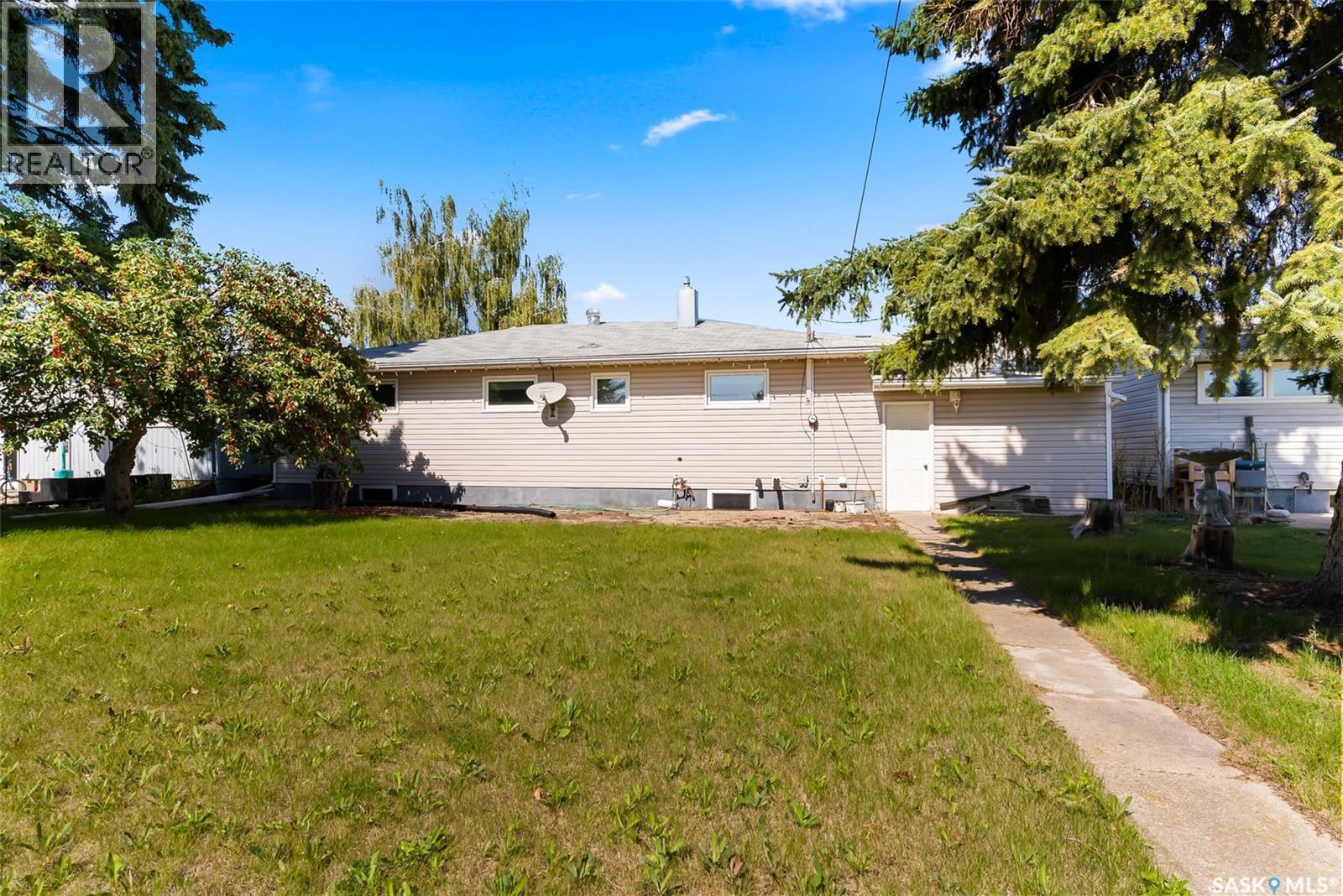 433 9Th Avenue W, Melville, SK - Outdoor