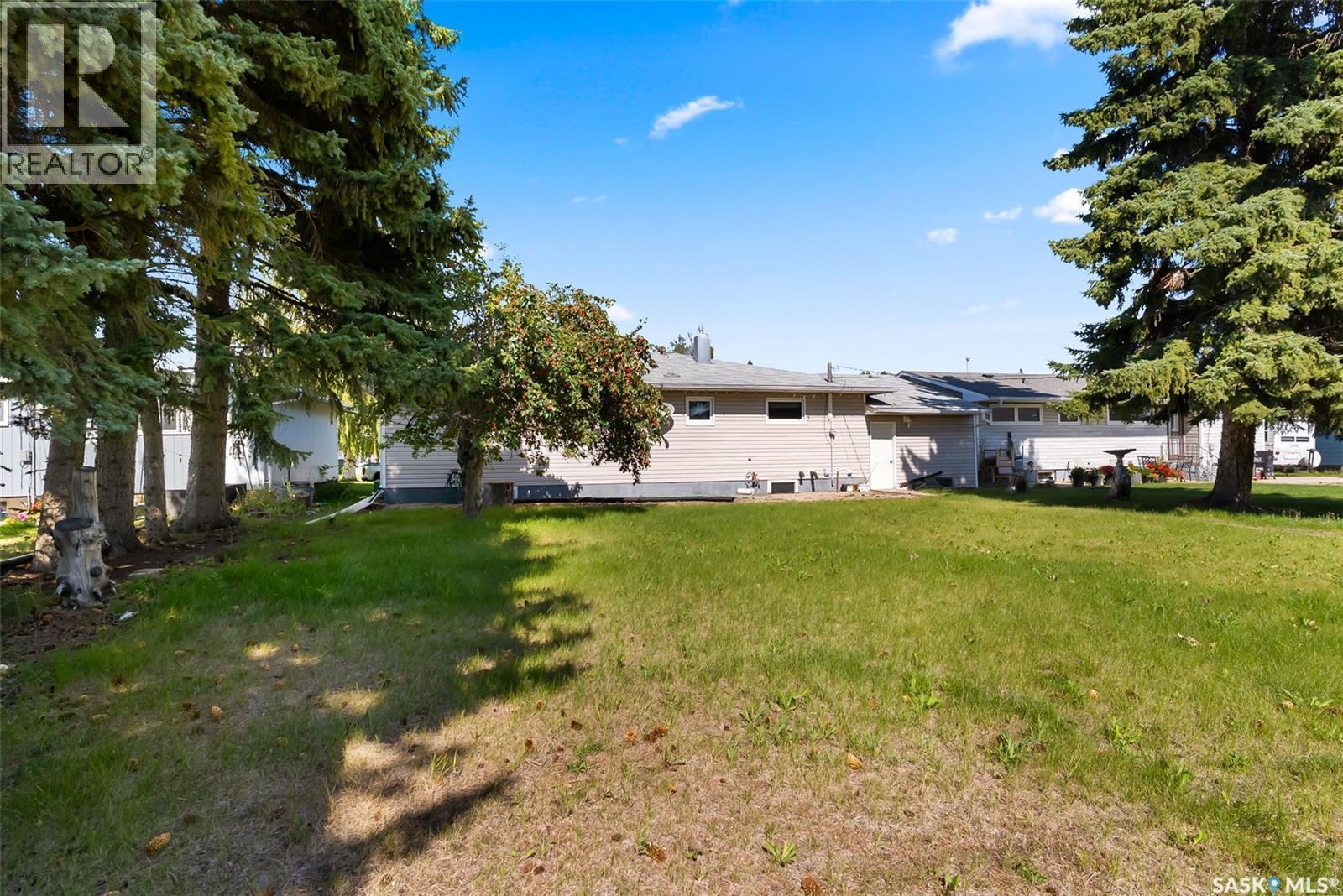 433 9Th Avenue W, Melville, SK - Outdoor