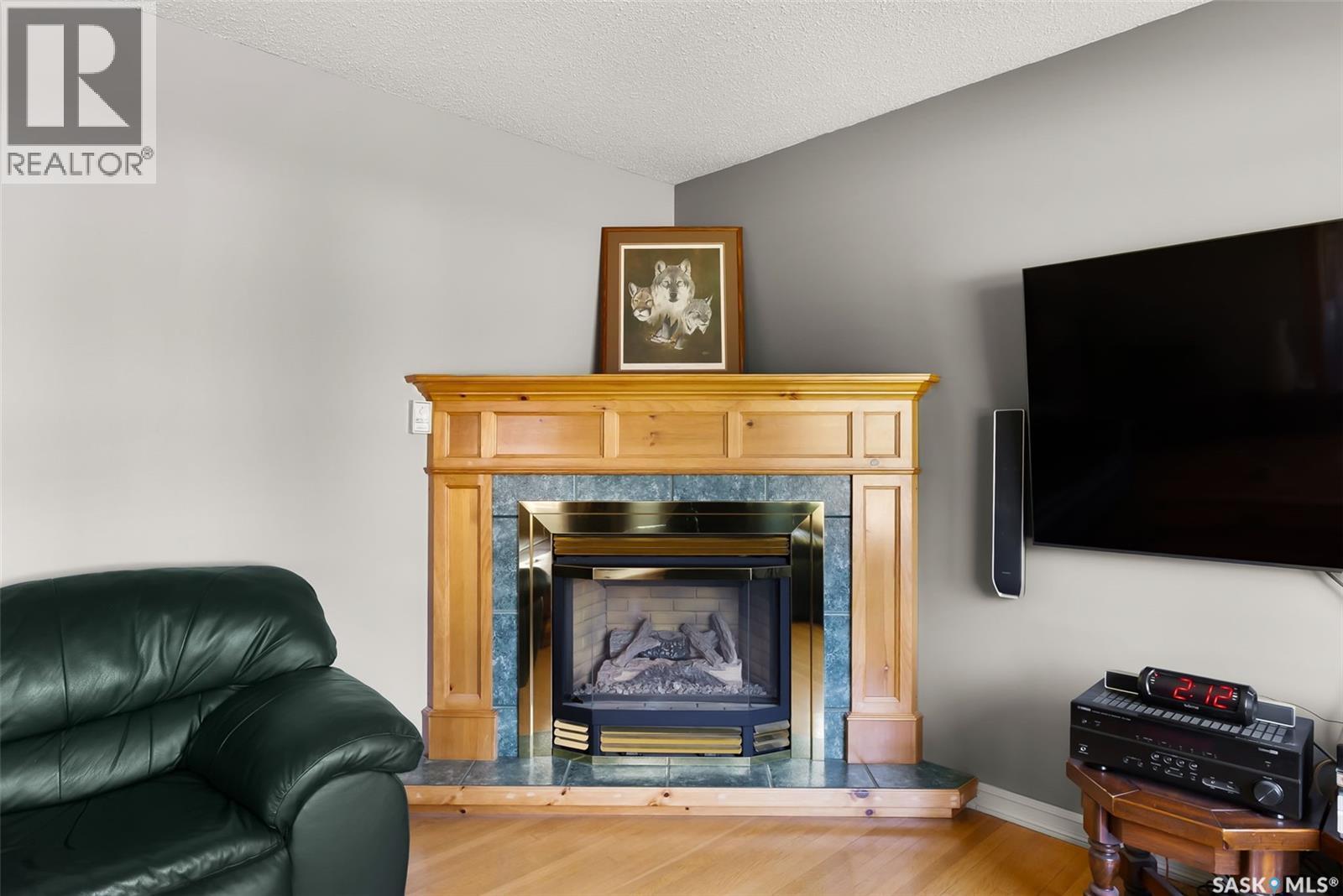 433 9Th Avenue W, Melville, SK - Indoor Photo Showing Living Room With Fireplace