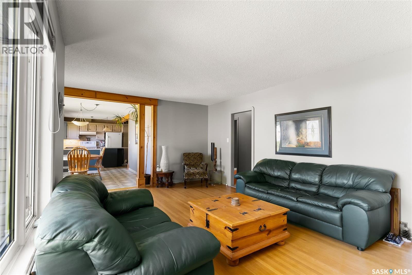 433 9Th Avenue W, Melville, SK - Indoor Photo Showing Living Room