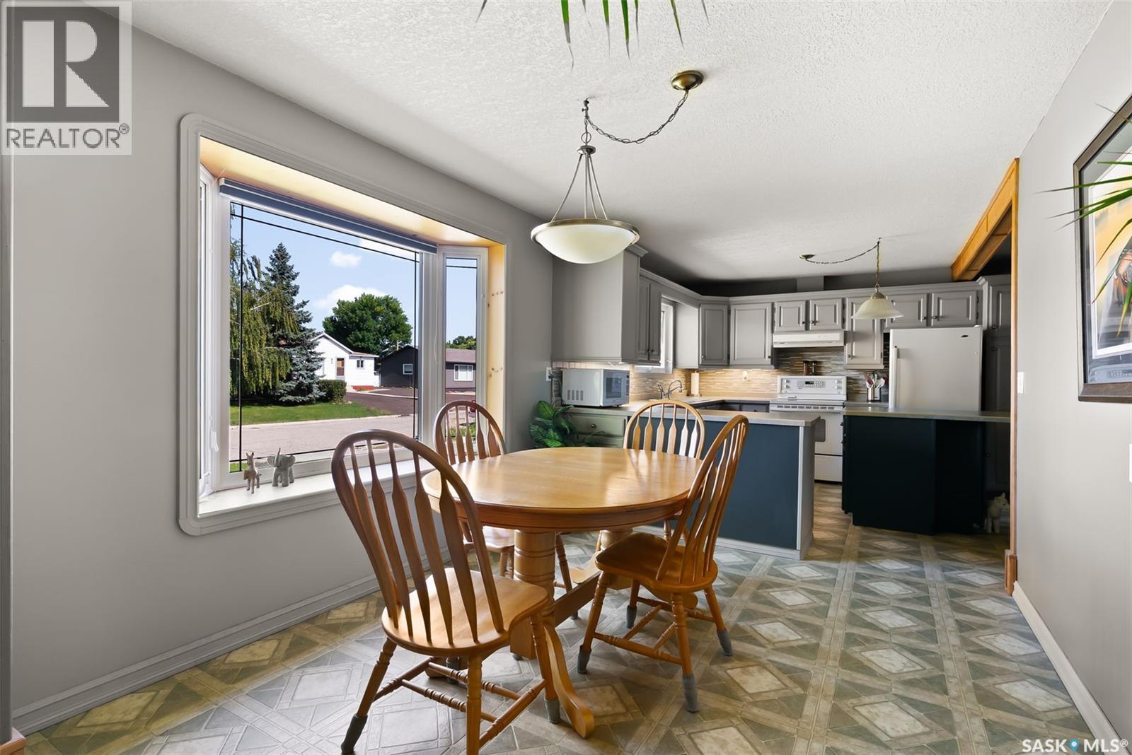 433 9Th Avenue W, Melville, SK - Indoor Photo Showing Dining Room