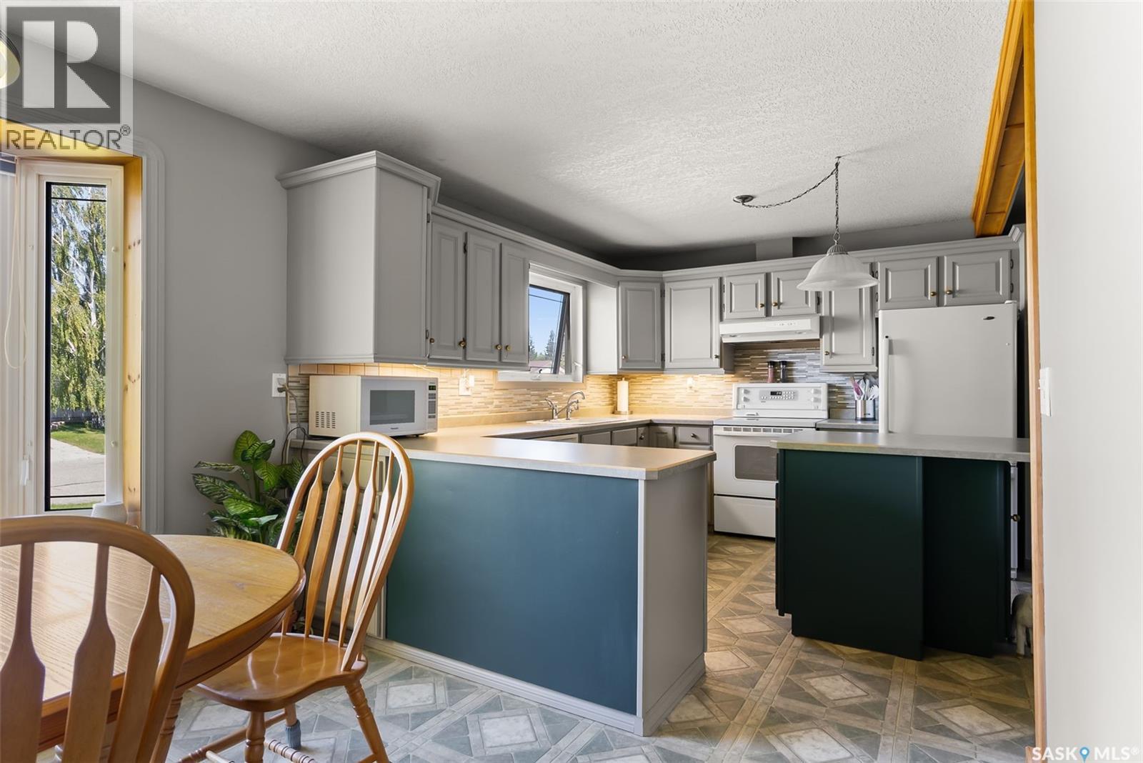 433 9Th Avenue W, Melville, SK - Indoor