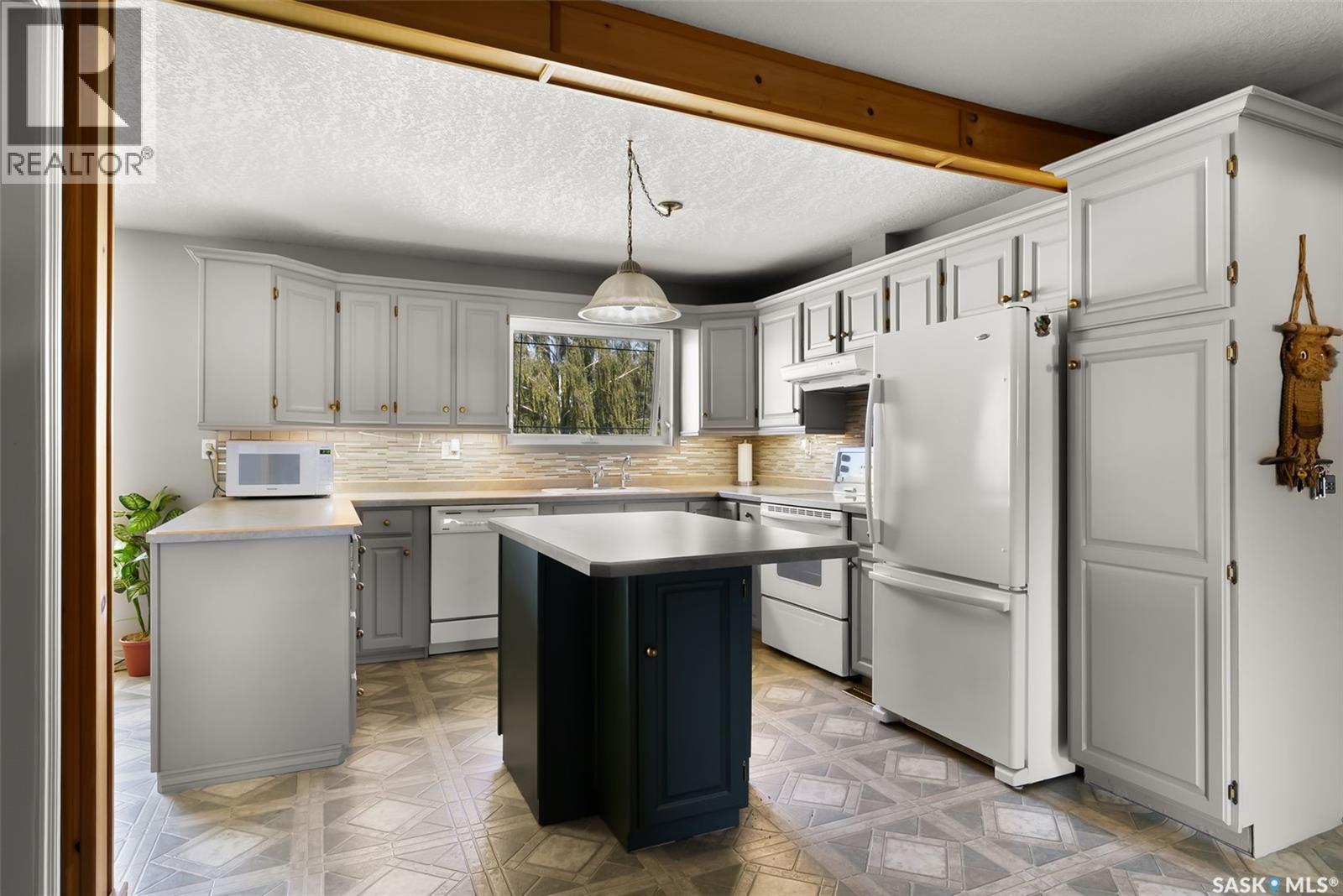433 9Th Avenue W, Melville, SK - Indoor Photo Showing Kitchen With Double Sink