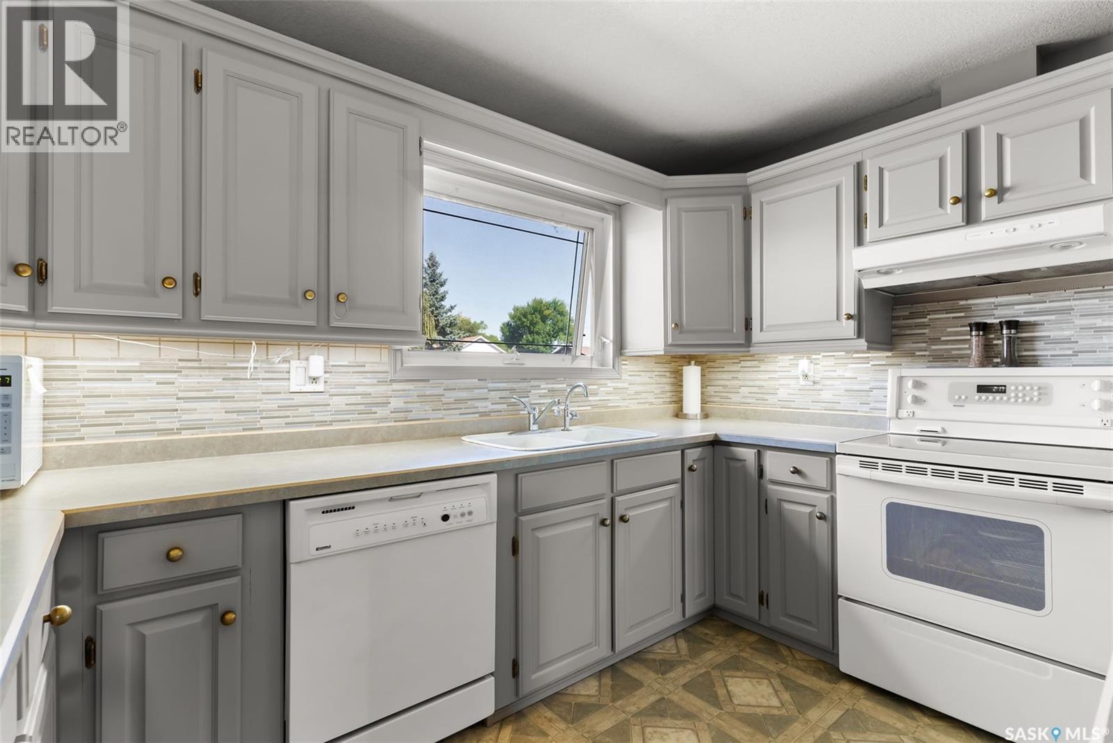 433 9Th Avenue W, Melville, SK - Indoor Photo Showing Kitchen
