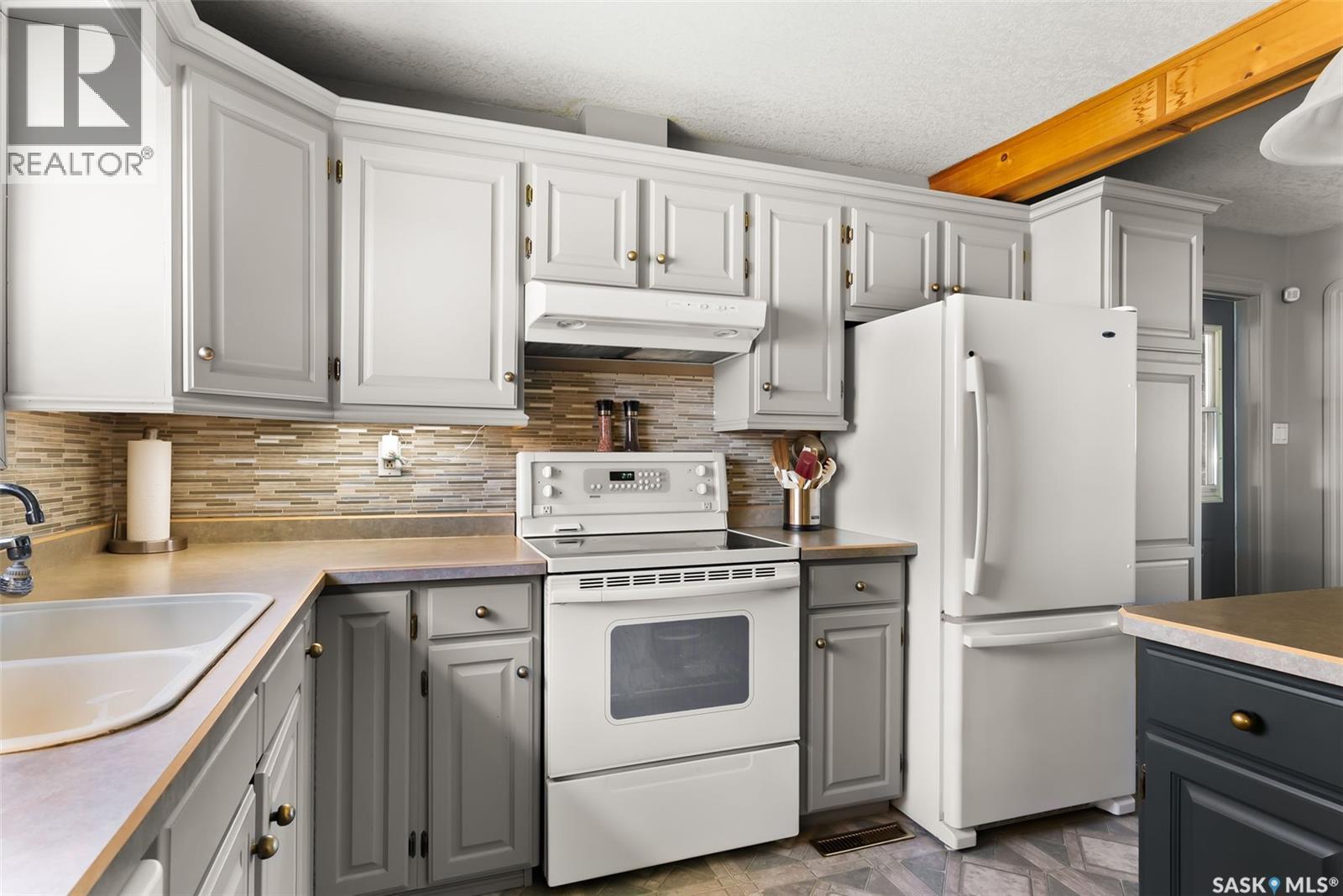 433 9Th Avenue W, Melville, SK - Indoor Photo Showing Kitchen