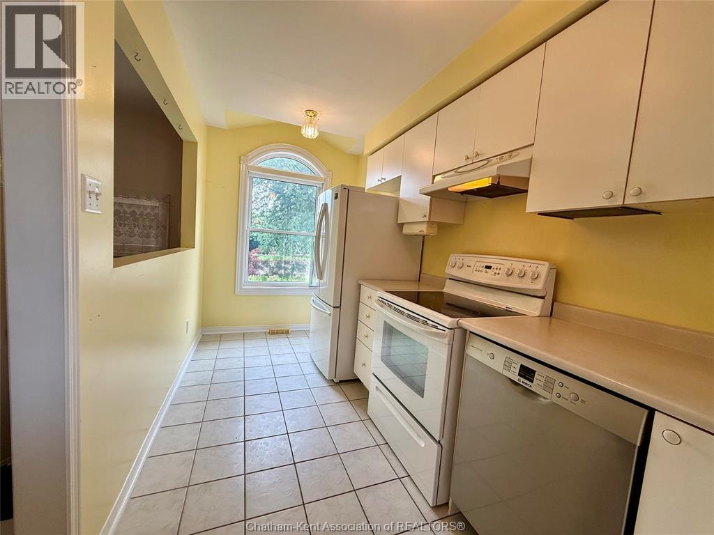 1020 Lemonwood Crescent, Windsor, ON - Indoor Photo Showing Kitchen