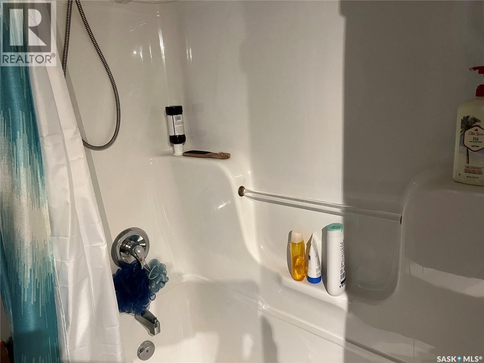 229 4Th Avenue E, Gravelbourg, SK - Indoor Photo Showing Bathroom