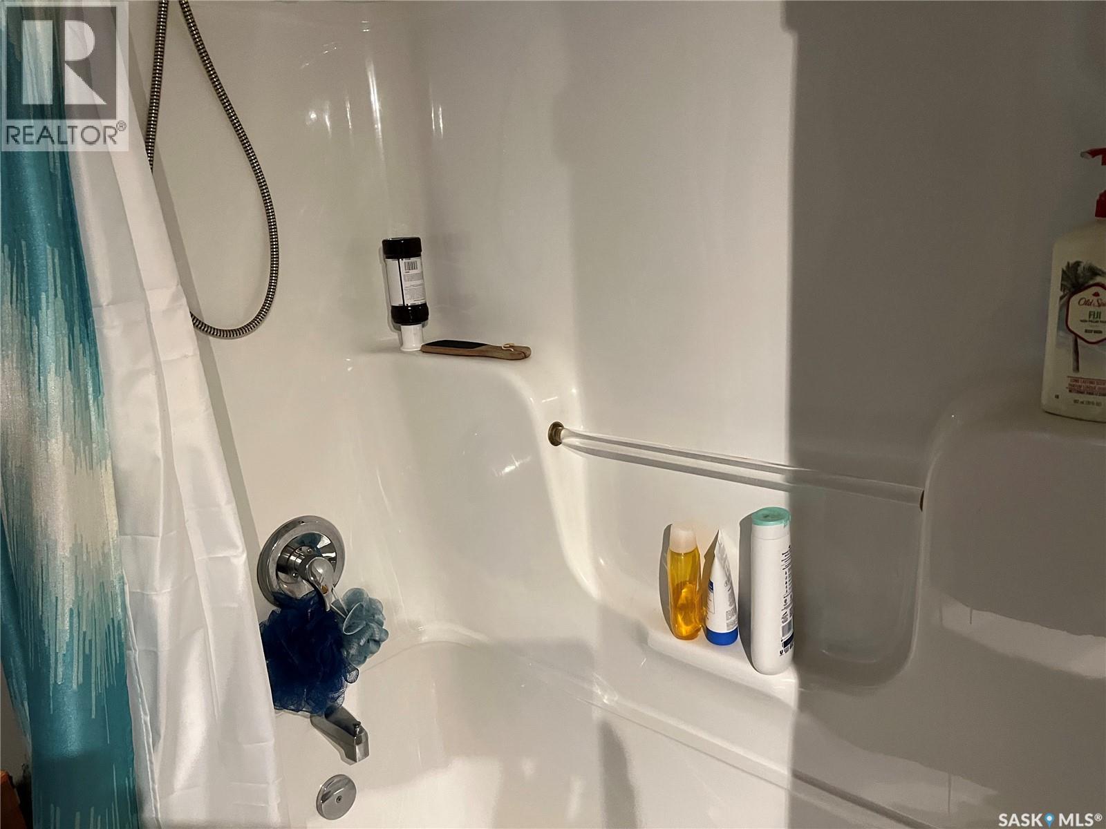 229 4Th Avenue E, Gravelbourg, SK - Indoor Photo Showing Bathroom