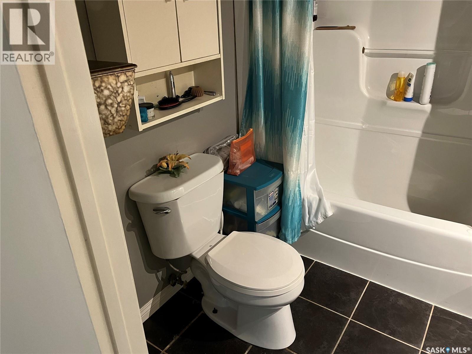 229 4Th Avenue E, Gravelbourg, SK - Indoor Photo Showing Bathroom