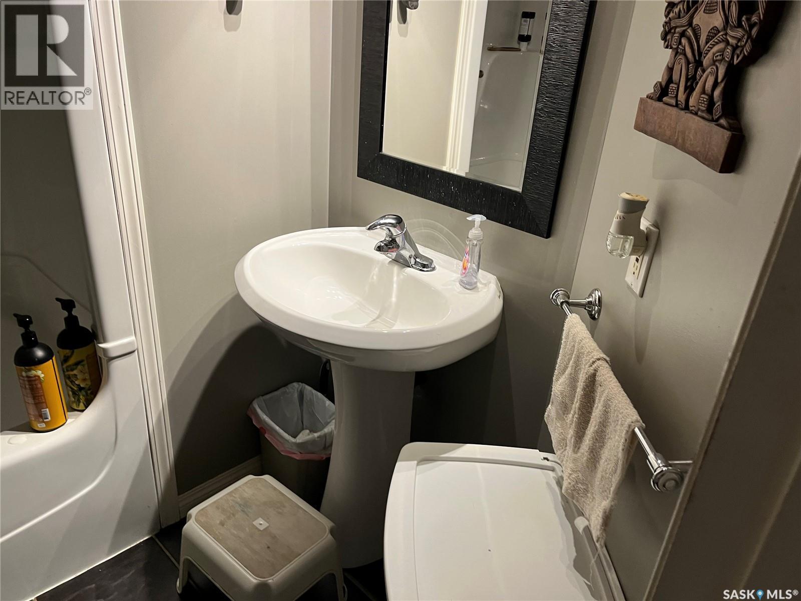 229 4Th Avenue E, Gravelbourg, SK - Indoor Photo Showing Bathroom