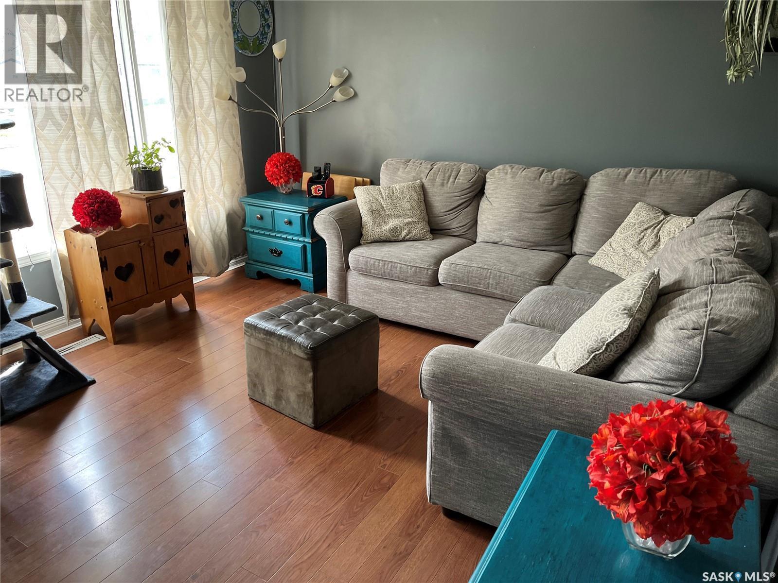 229 4Th Avenue E, Gravelbourg, SK - Indoor Photo Showing Living Room