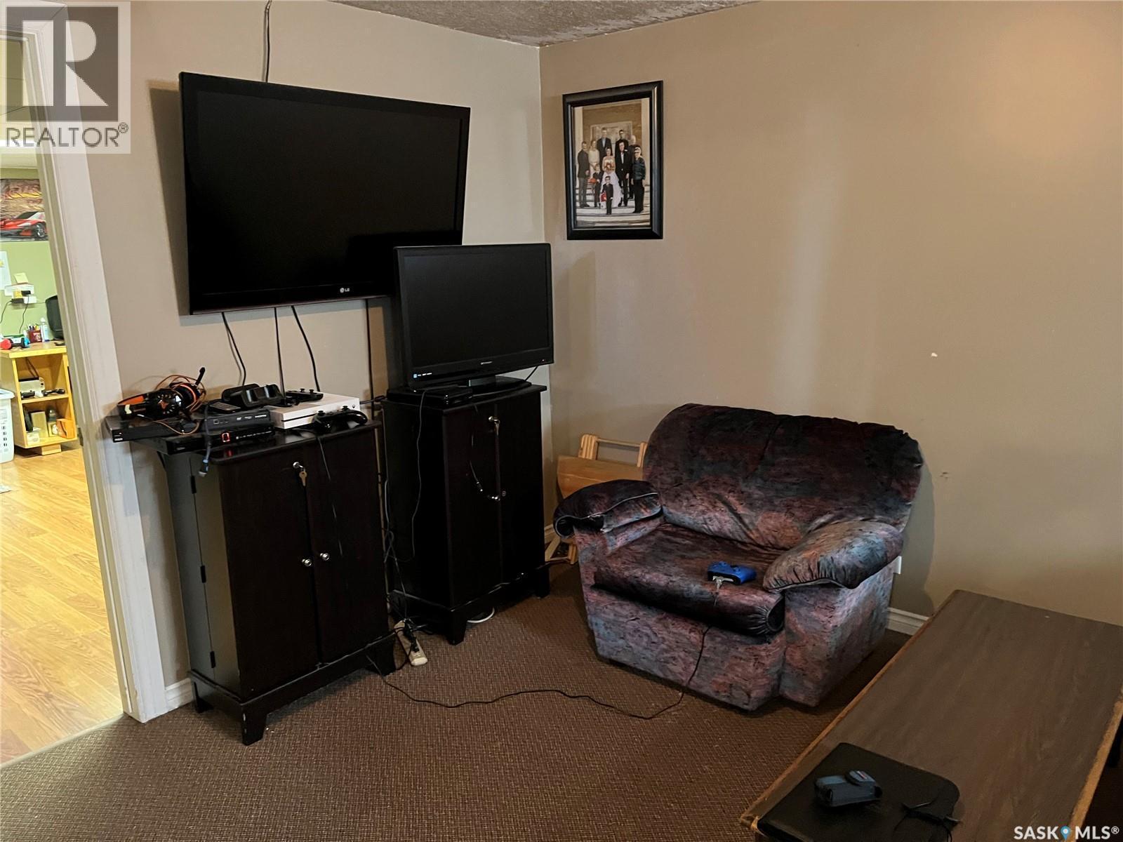 229 4Th Avenue E, Gravelbourg, SK - Indoor