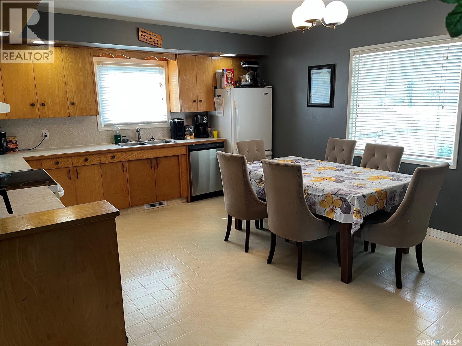 229 4Th Avenue E, Gravelbourg, SK - Indoor