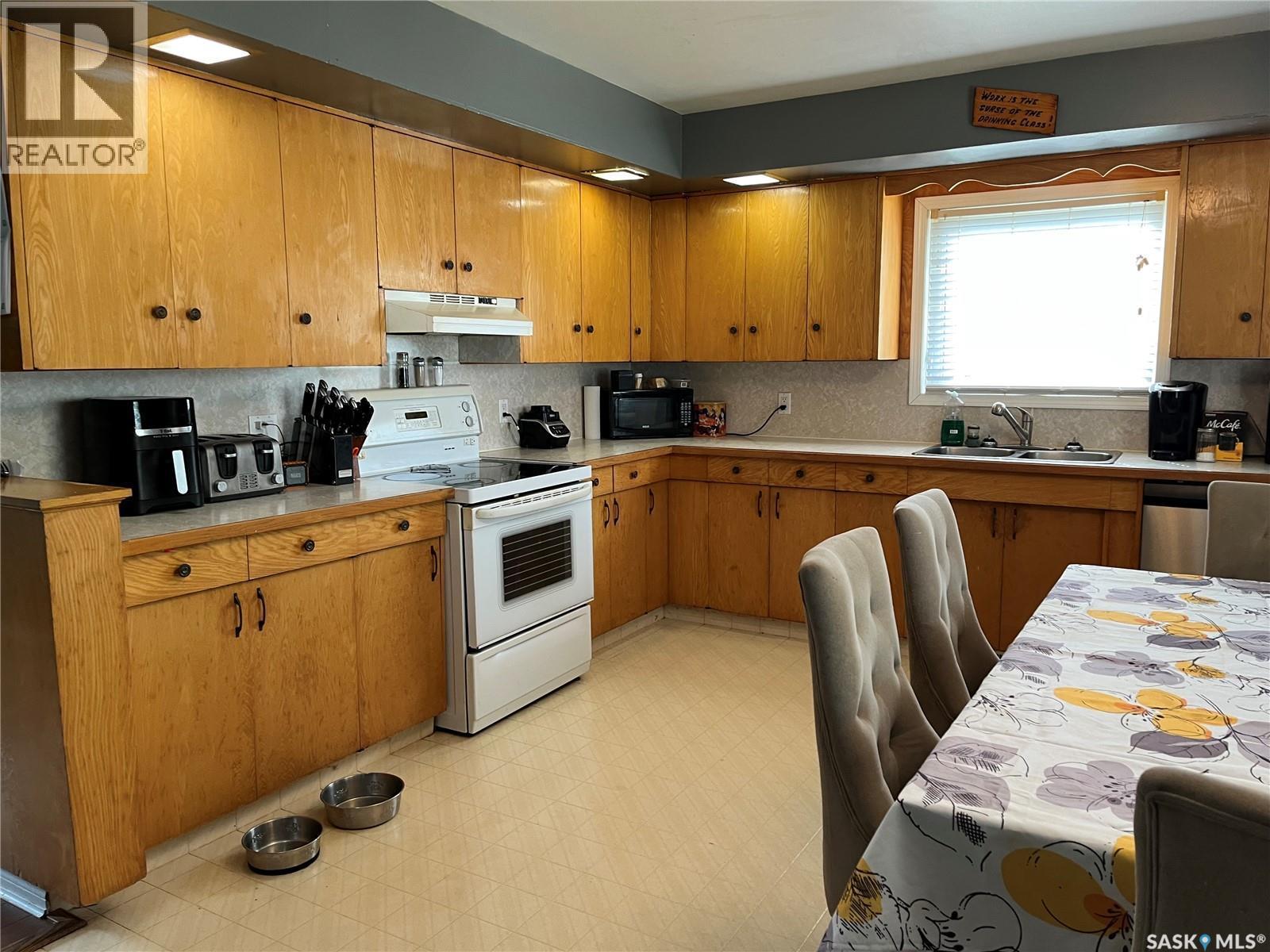229 4Th Avenue E, Gravelbourg, SK - Indoor Photo Showing Kitchen With Double Sink