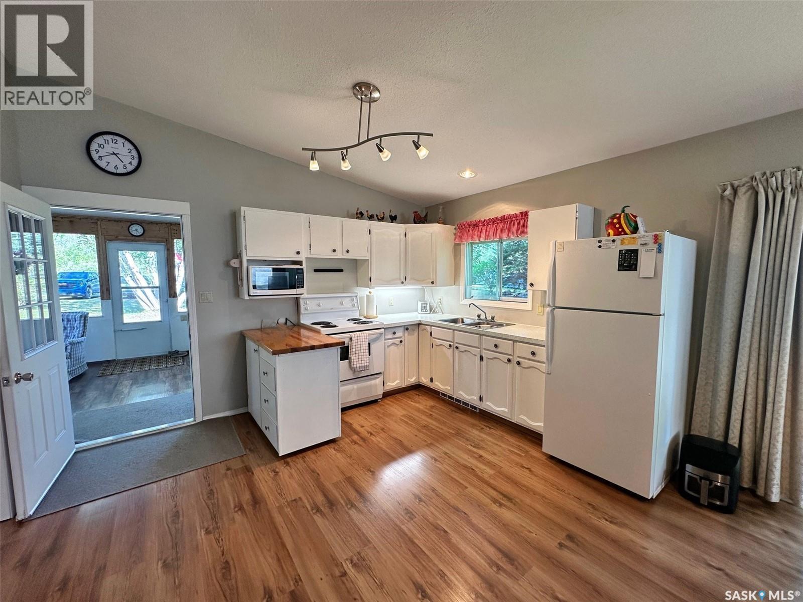 24 Ruby Crescent, Hudson Bay Rm No. 394, SK - Indoor Photo Showing Kitchen
