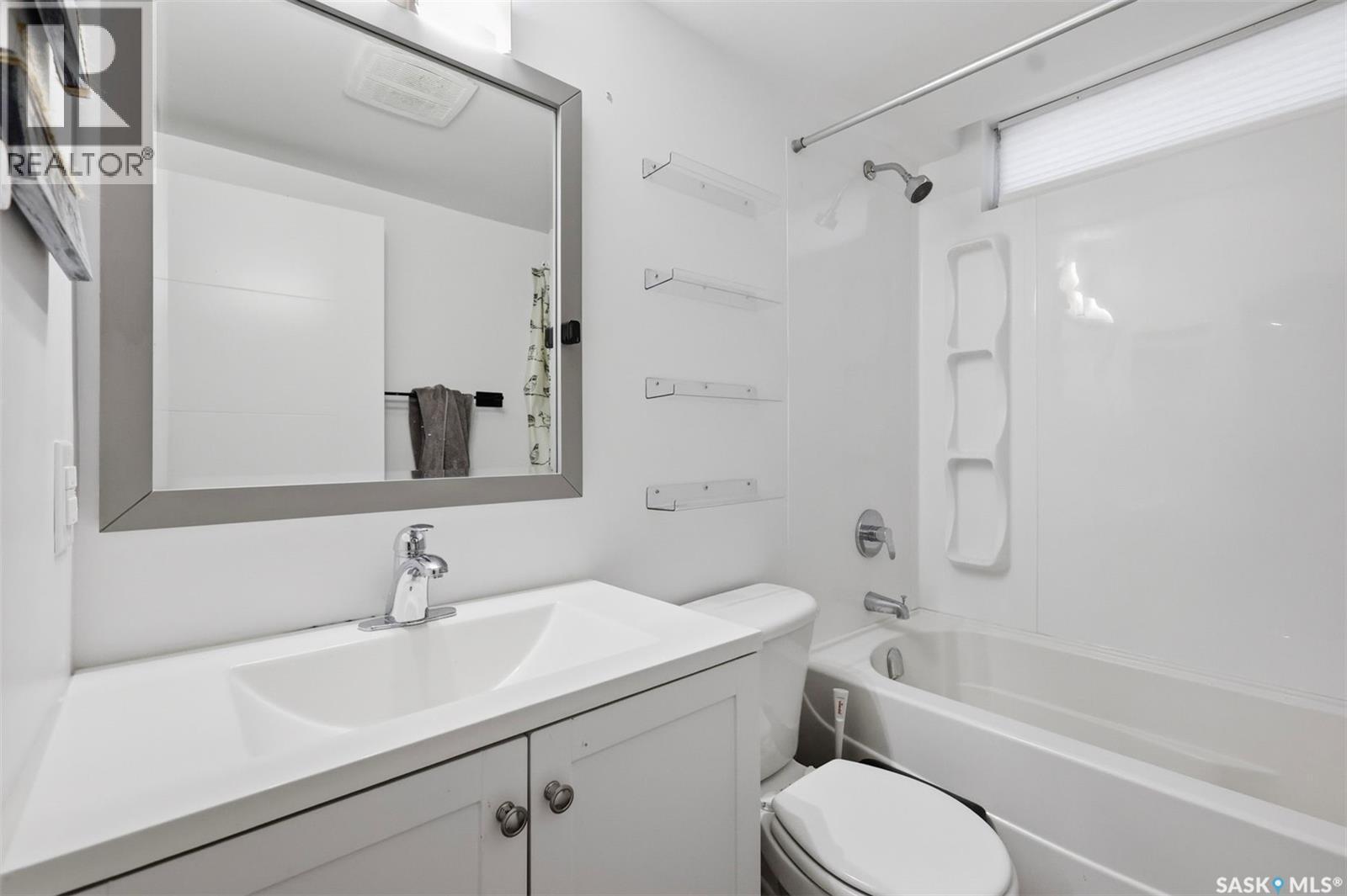 2508 Preston Avenue S, Saskatoon, SK - Indoor Photo Showing Bathroom