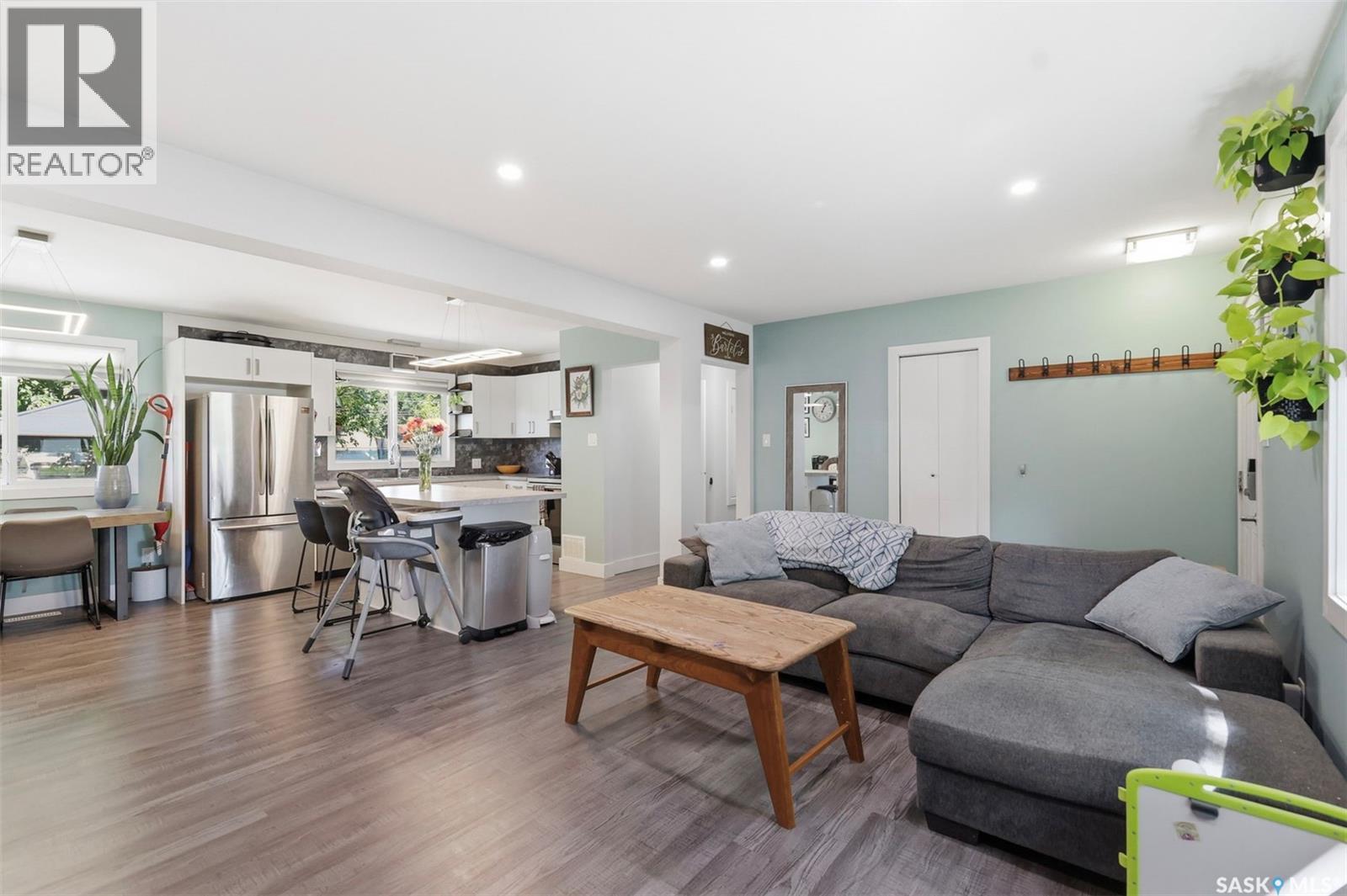 2508 Preston Avenue S, Saskatoon, SK - Indoor Photo Showing Living Room