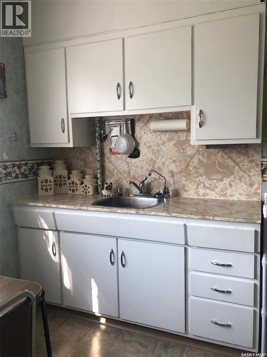 226 2Nd Avenue Se, Norquay, SK - Indoor Photo Showing Kitchen