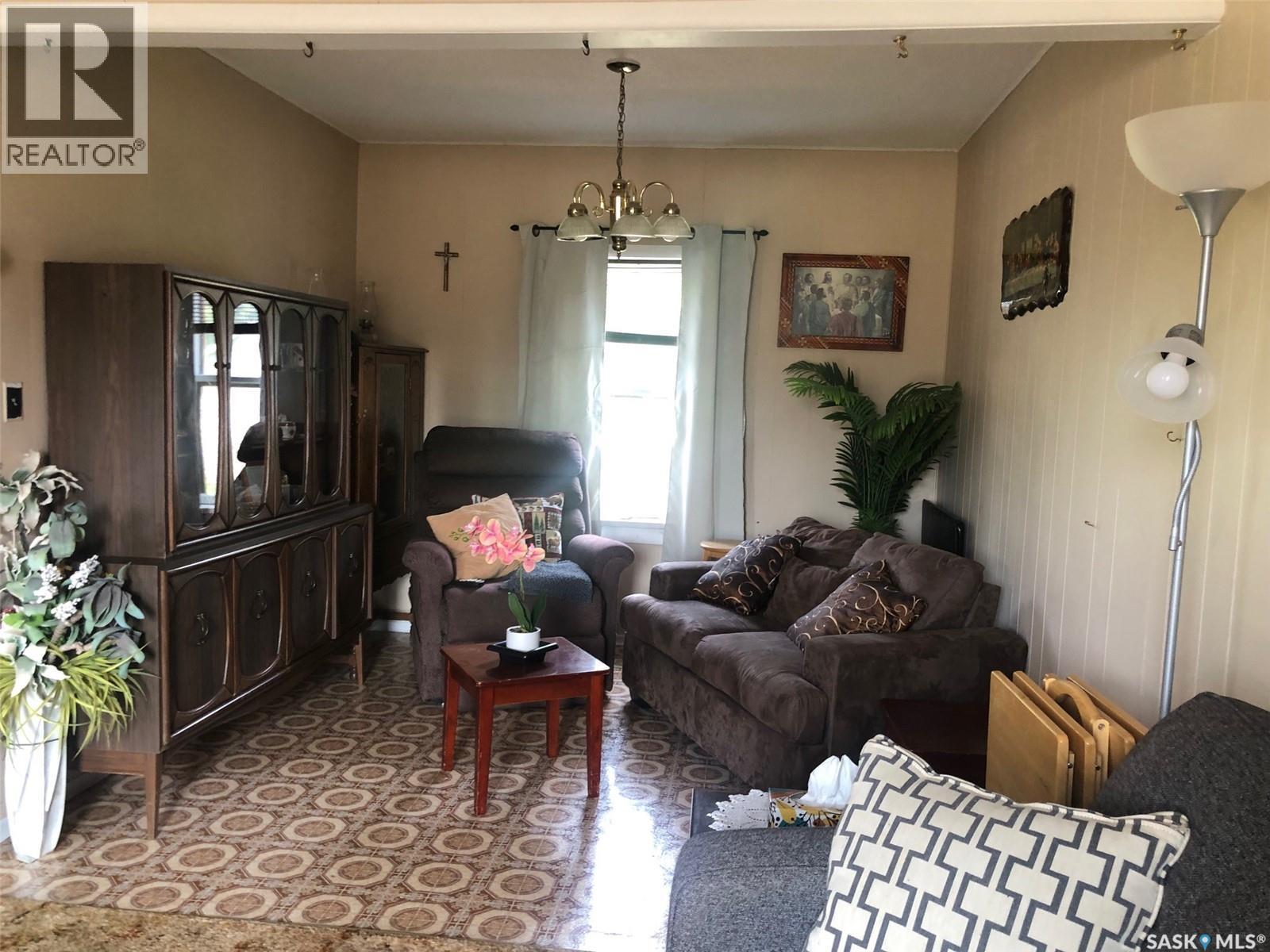226 2Nd Avenue Se, Norquay, SK - Indoor Photo Showing Living Room
