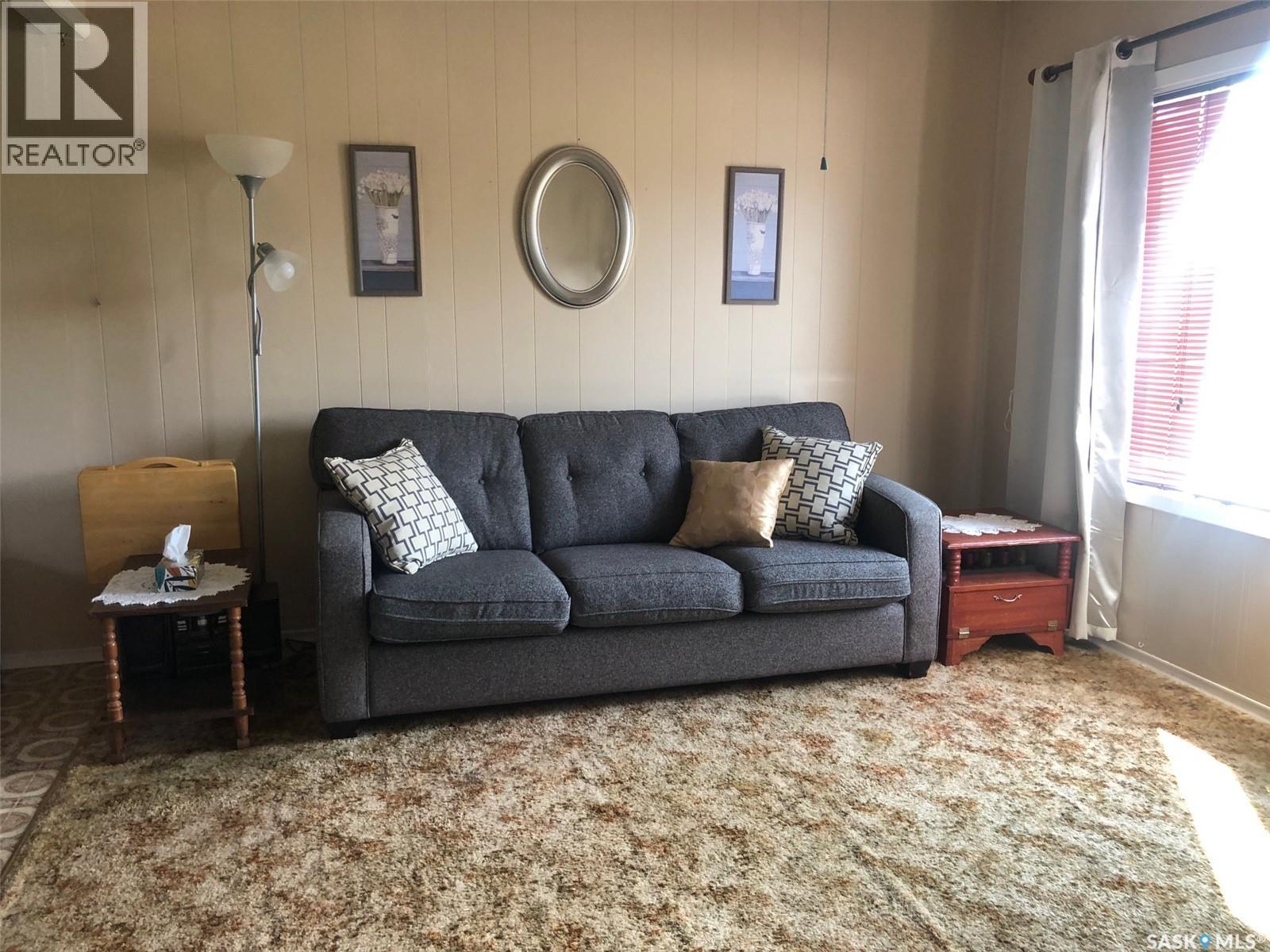 226 2Nd Avenue Se, Norquay, SK - Indoor Photo Showing Living Room