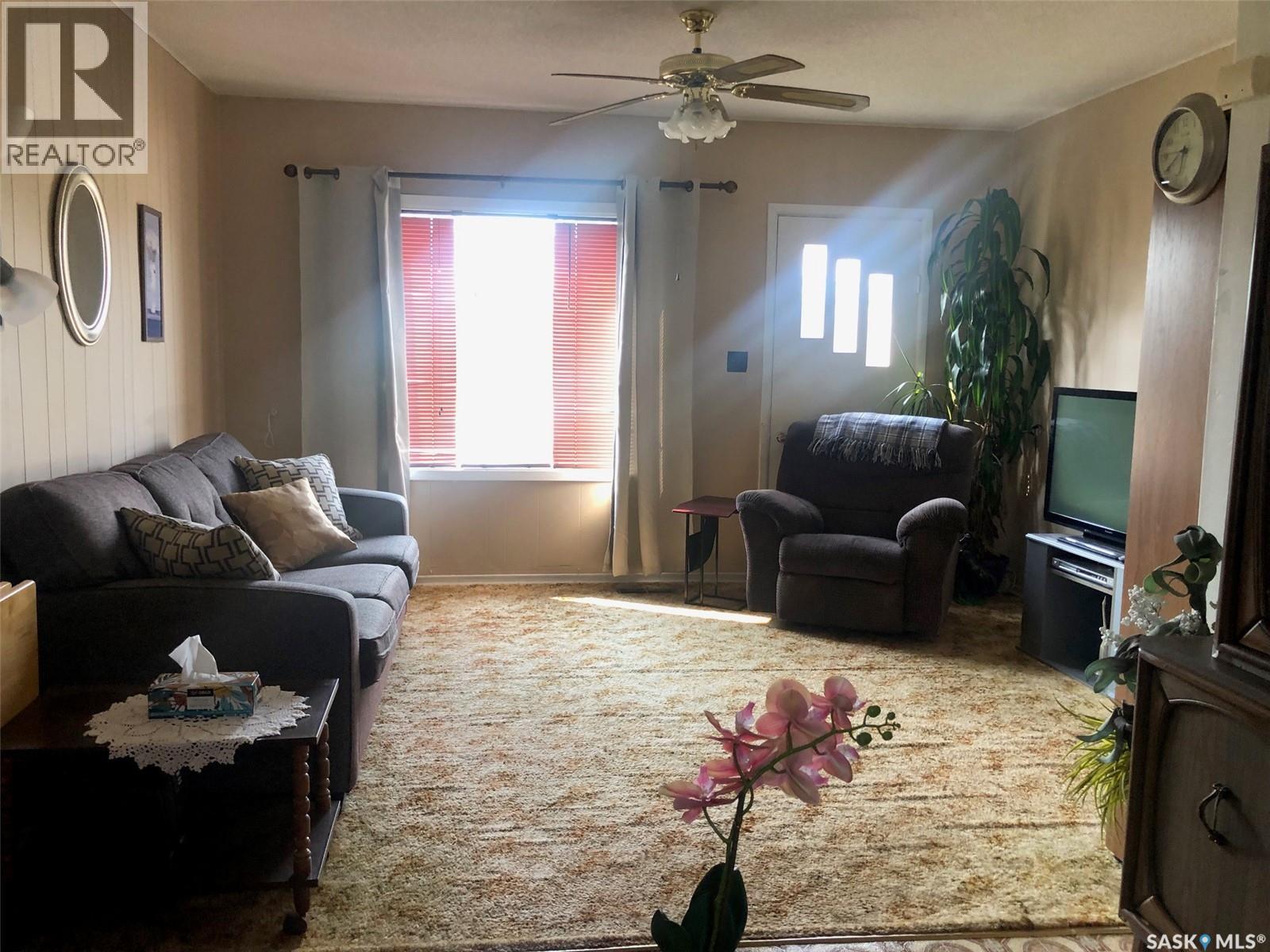 226 2Nd Avenue Se, Norquay, SK - Indoor Photo Showing Living Room