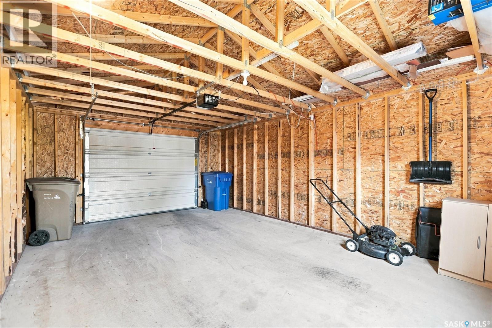 2212 Wallace Street, Regina, SK - Indoor Photo Showing Garage