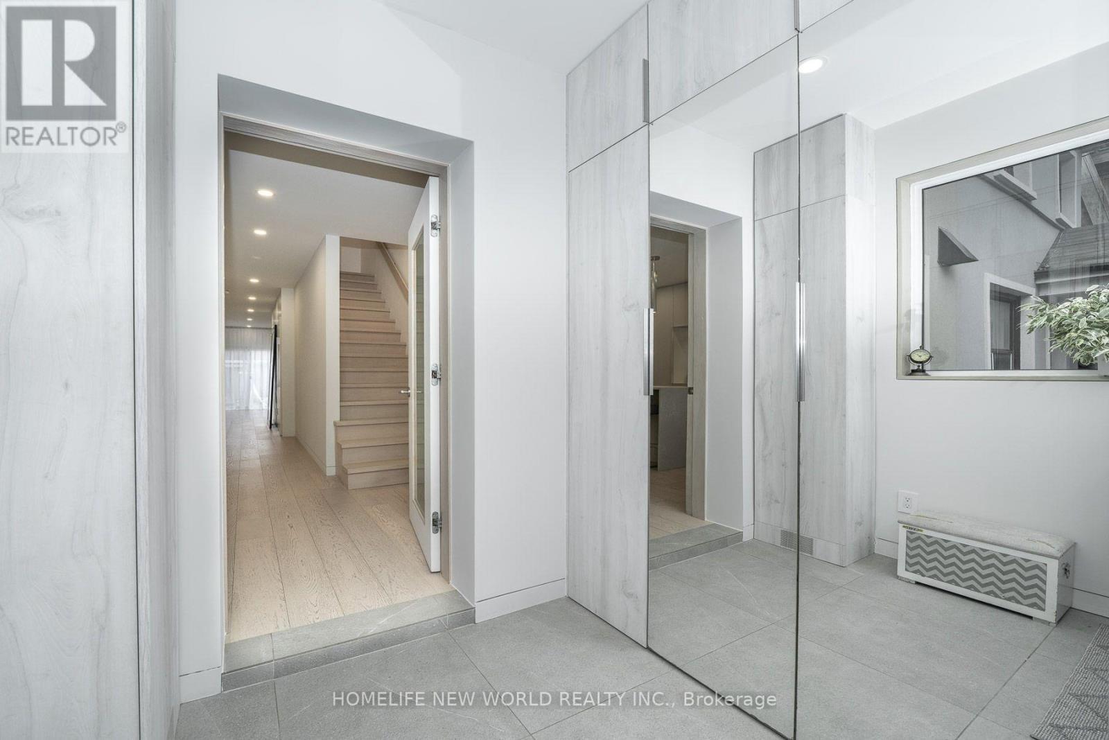30 Carling Avenue, Toronto, ON - Indoor Photo Showing Other Room