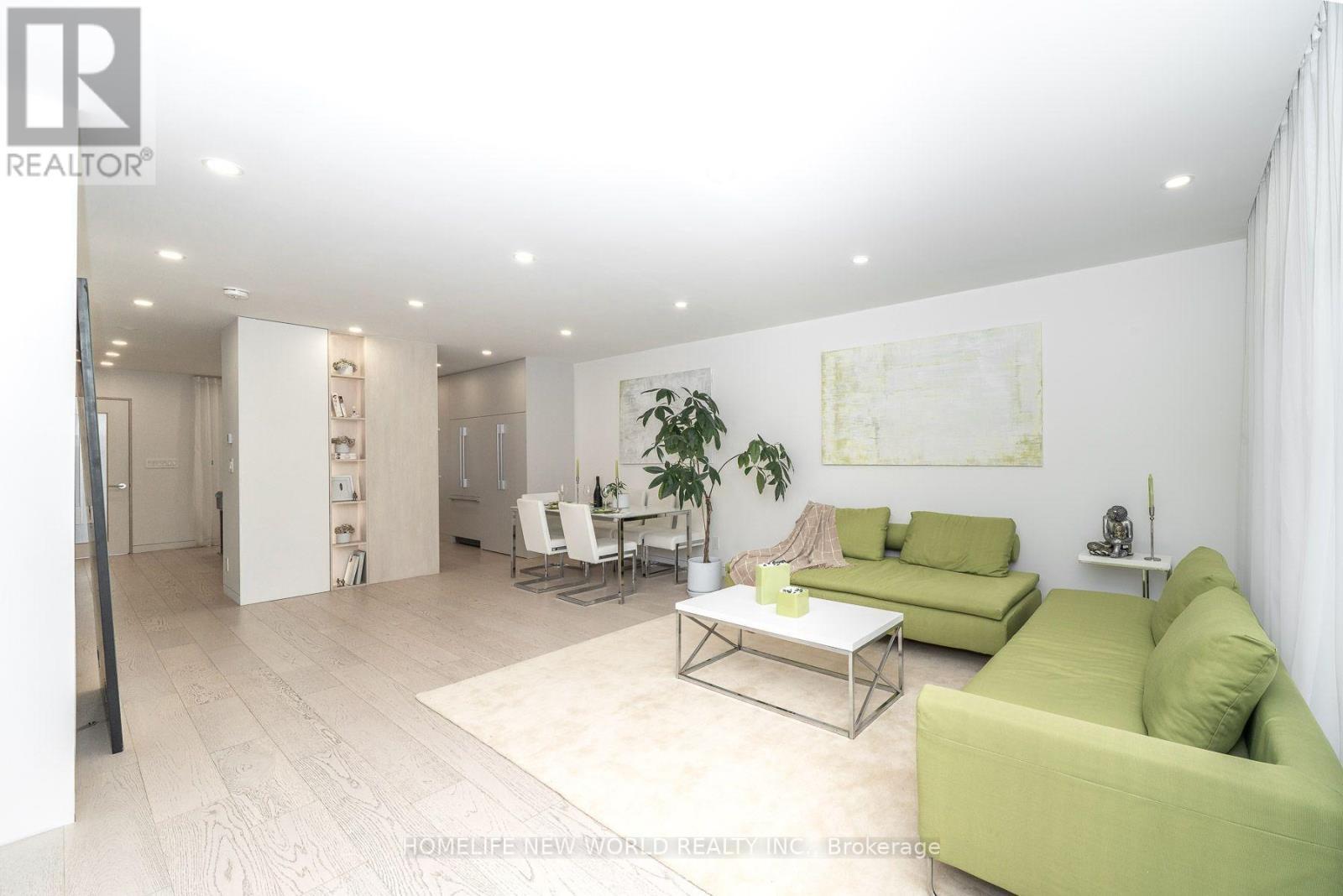 30 Carling Avenue, Toronto, ON - Indoor Photo Showing Living Room