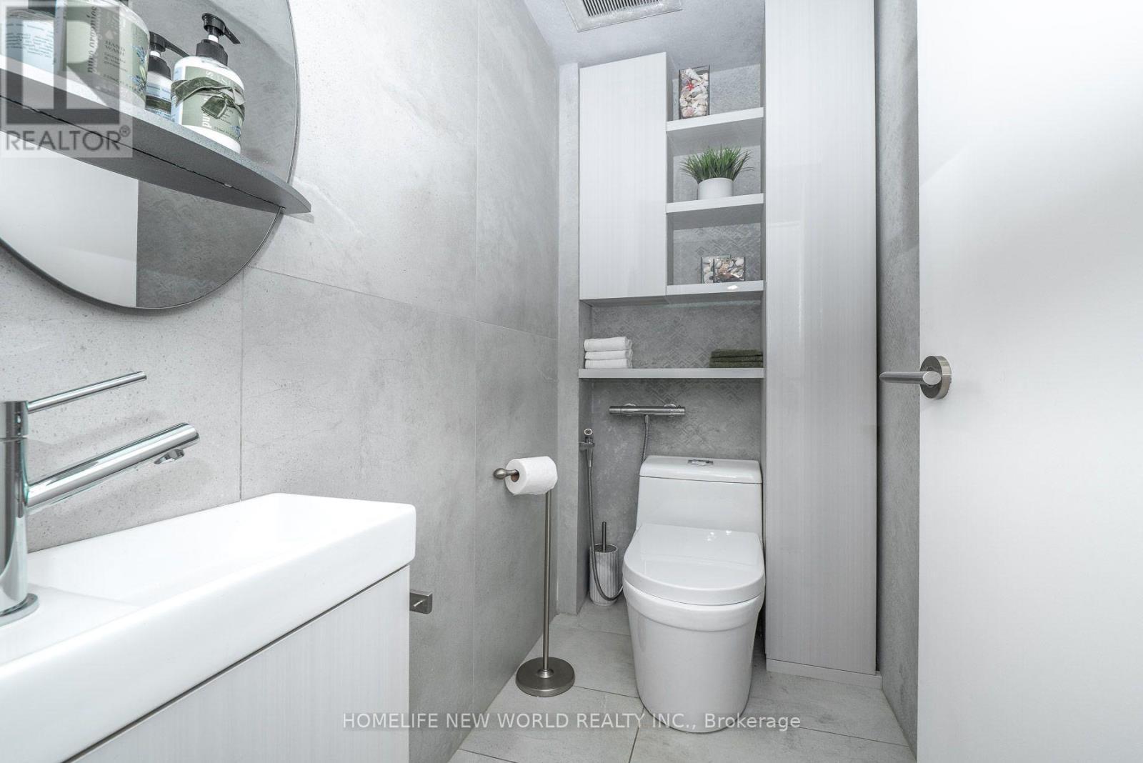 30 Carling Avenue, Toronto, ON - Indoor Photo Showing Bathroom