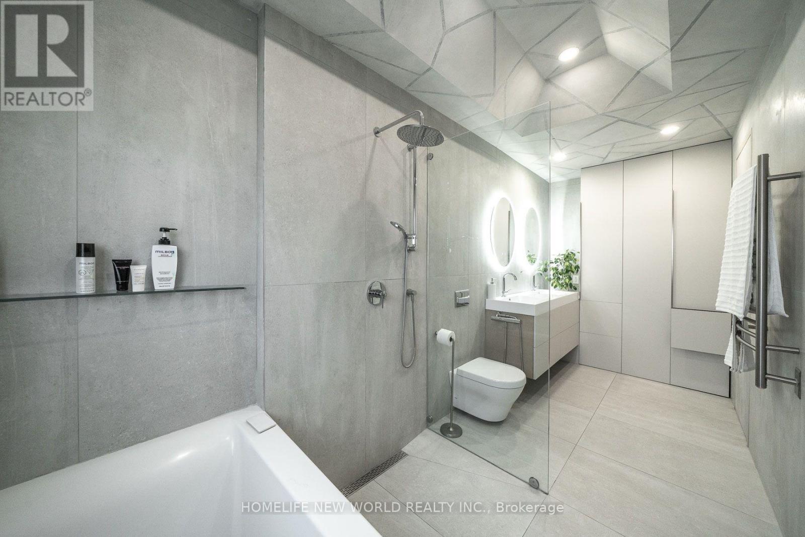 30 Carling Avenue, Toronto, ON - Indoor Photo Showing Bathroom