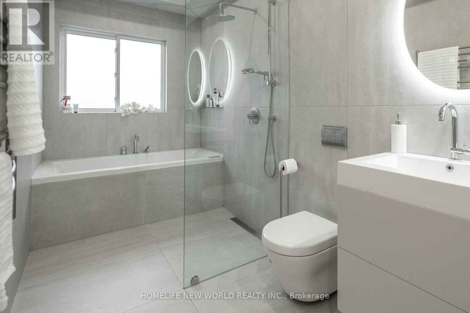 30 Carling Avenue, Toronto, ON - Indoor Photo Showing Bathroom