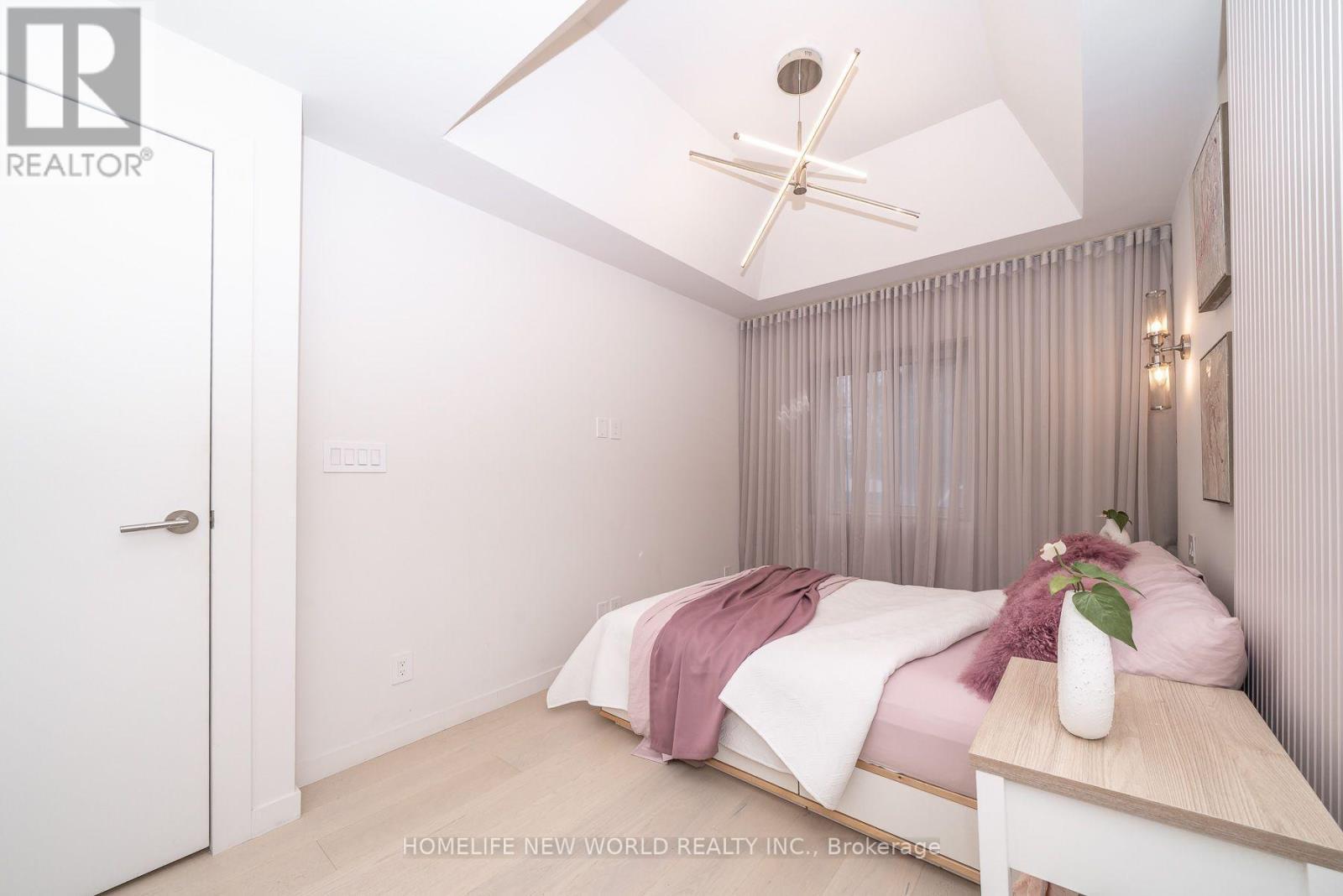 30 Carling Avenue, Toronto, ON - Indoor Photo Showing Bedroom