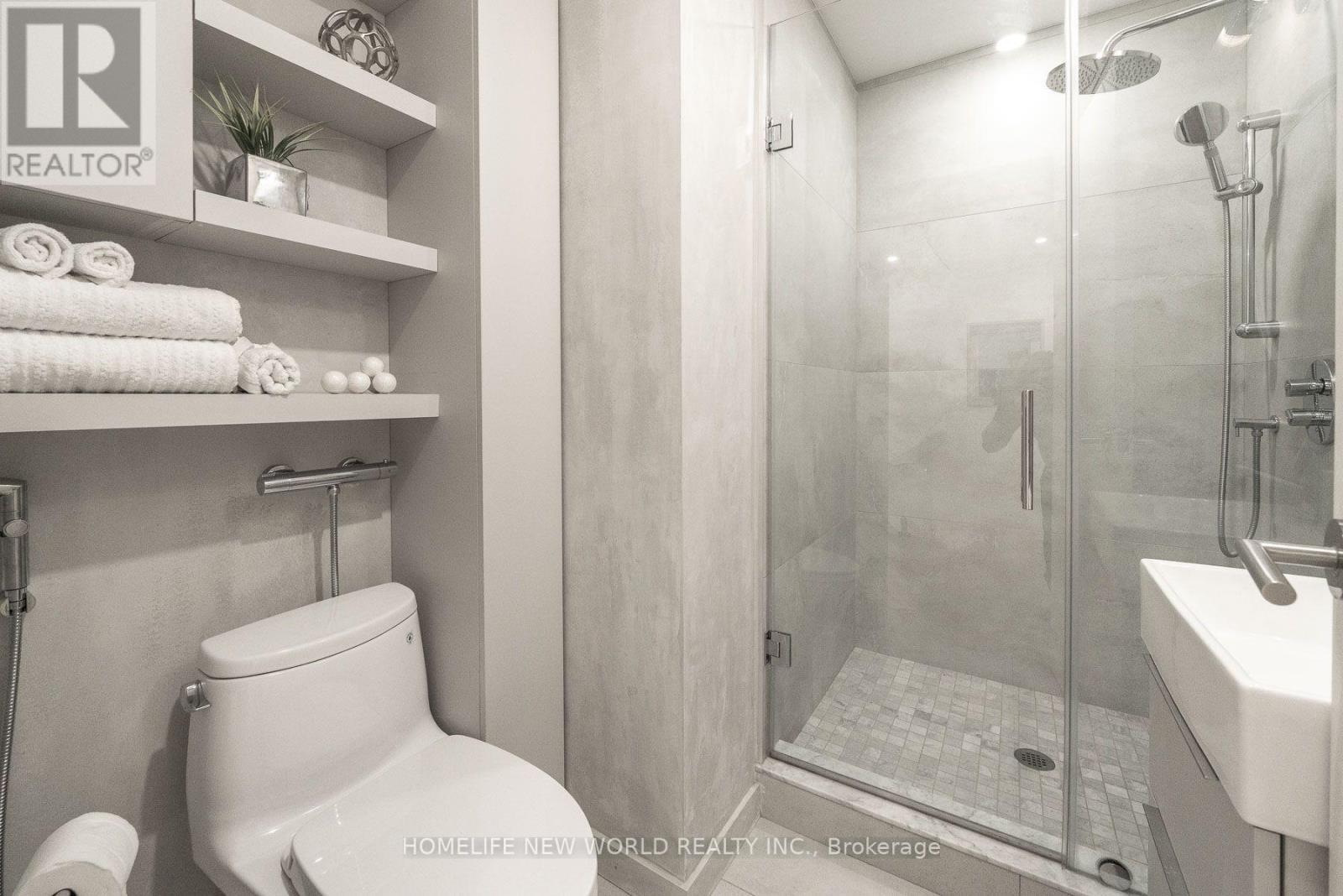 30 Carling Avenue, Toronto, ON - Indoor Photo Showing Bathroom