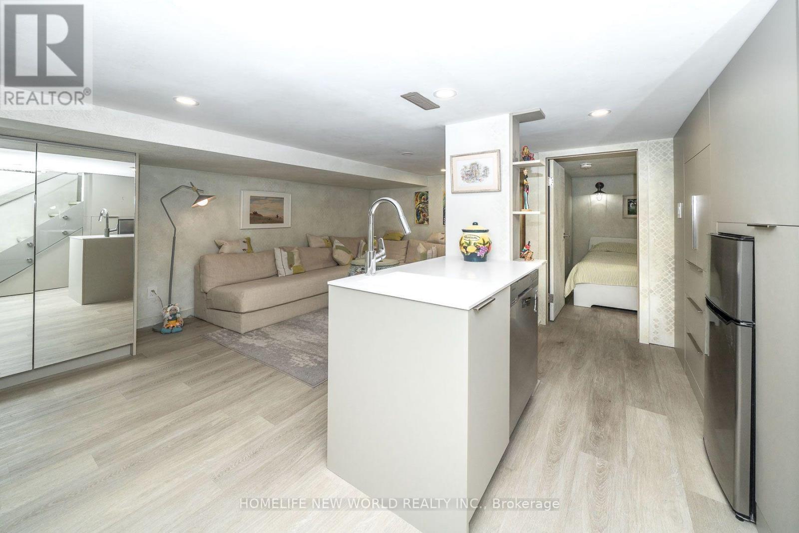 30 Carling Avenue, Toronto, ON - Indoor Photo Showing Kitchen