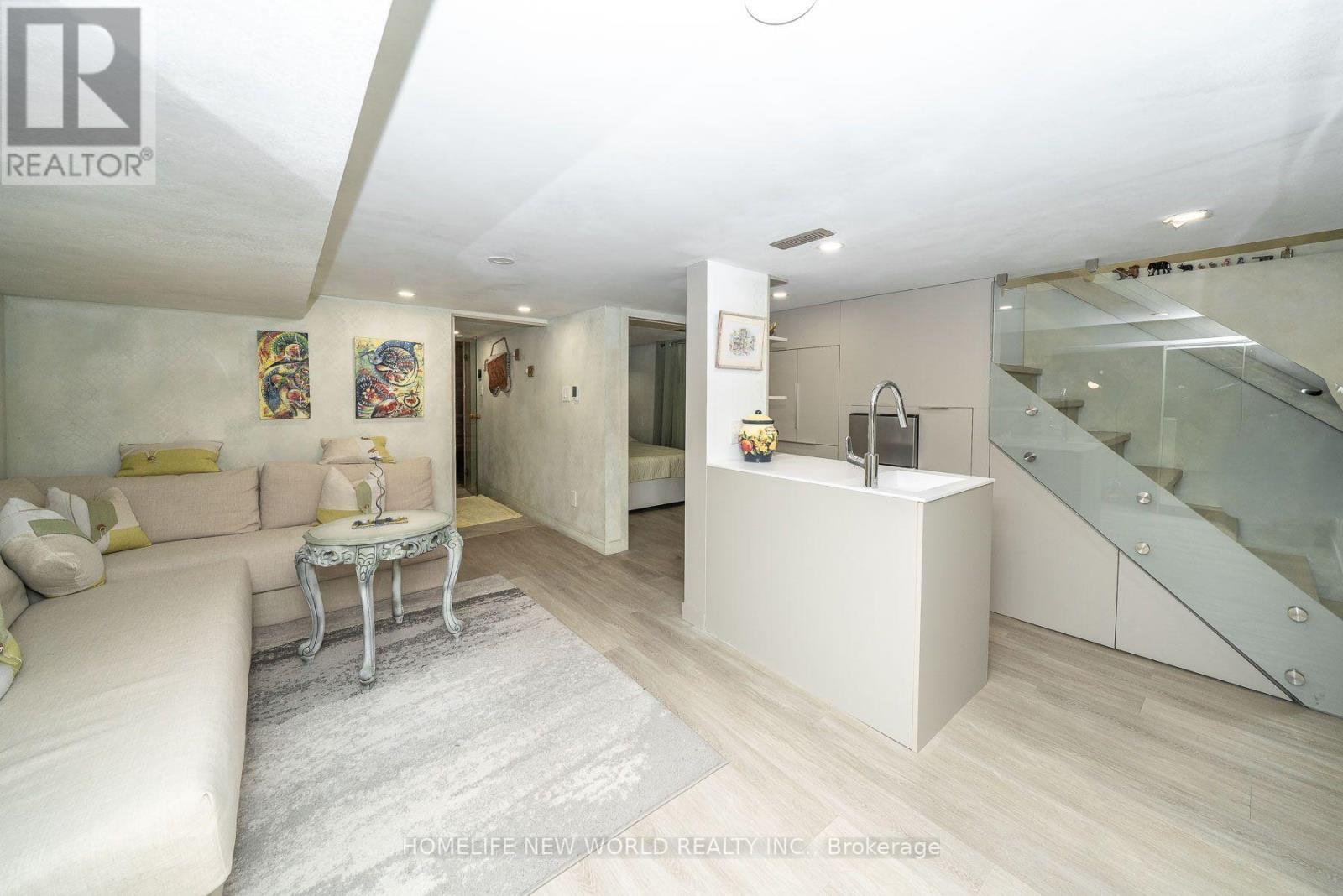30 Carling Avenue, Toronto, ON - Indoor Photo Showing Living Room