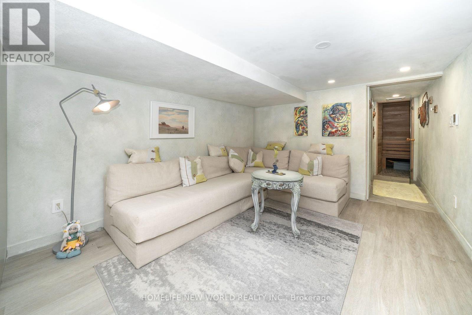 30 Carling Avenue, Toronto, ON - Indoor Photo Showing Living Room