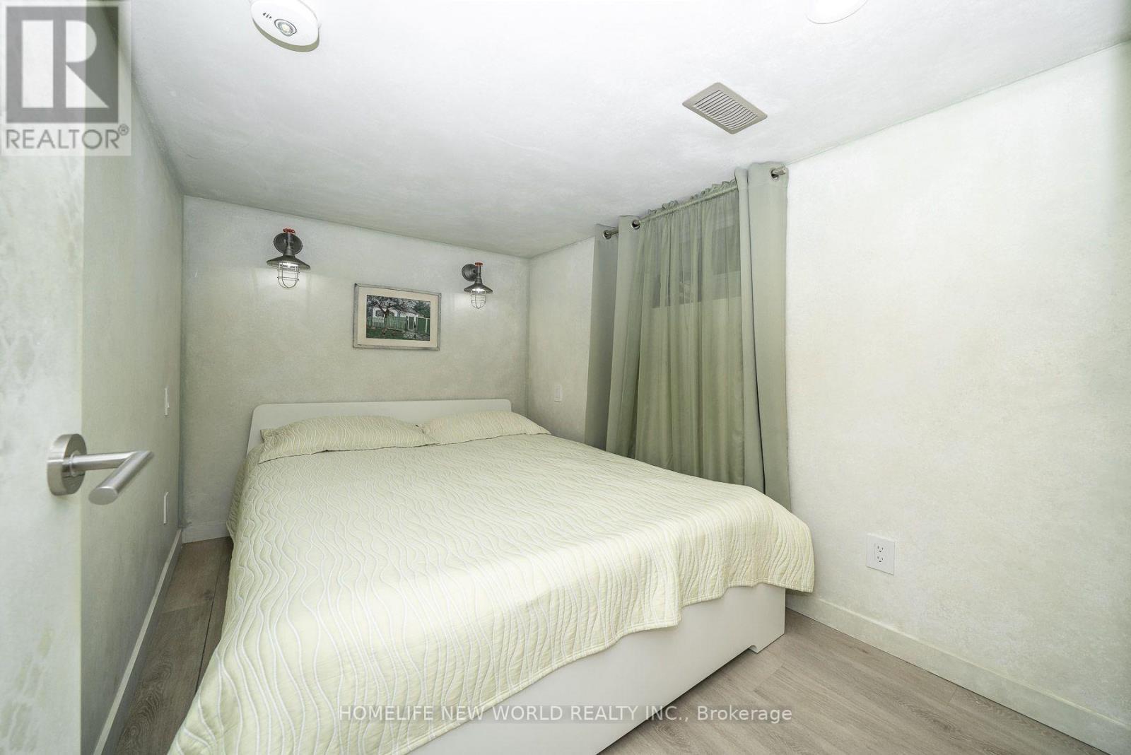 30 Carling Avenue, Toronto, ON - Indoor Photo Showing Bedroom