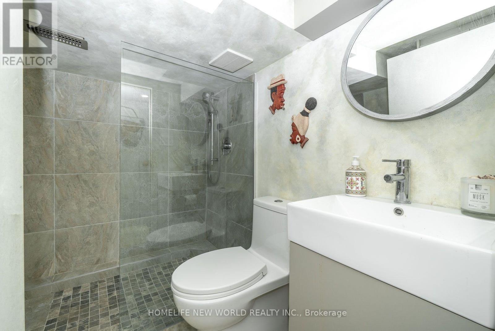 30 Carling Avenue, Toronto, ON - Indoor Photo Showing Bathroom