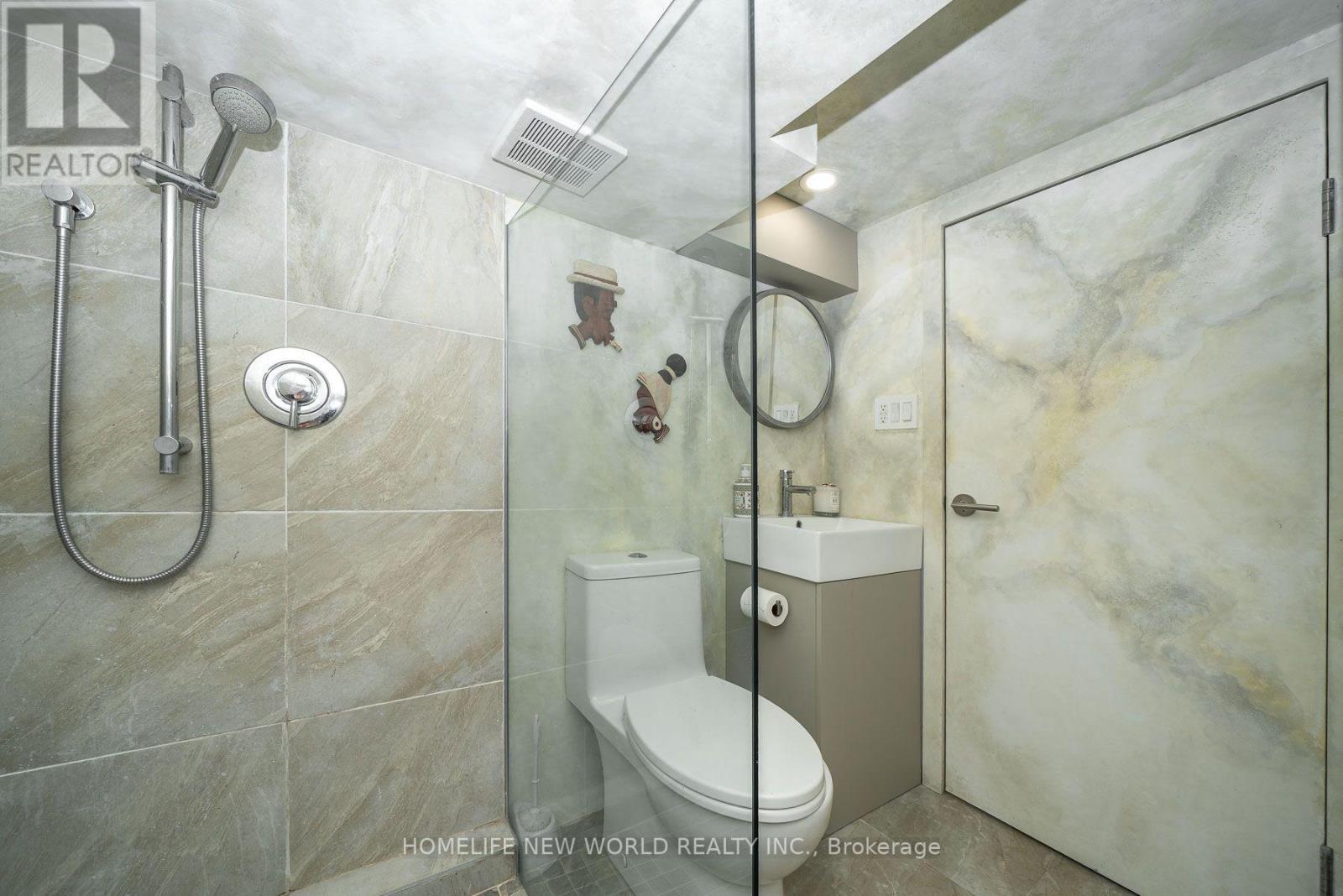 30 Carling Avenue, Toronto, ON - Indoor Photo Showing Bathroom