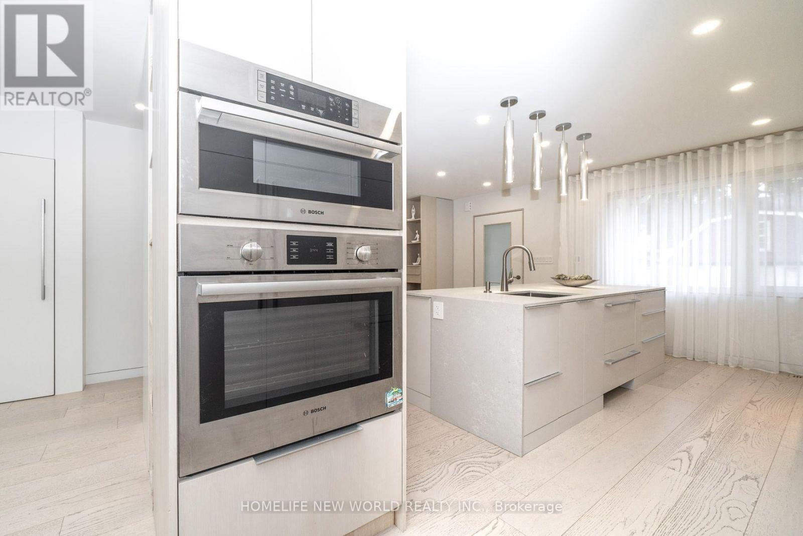30 Carling Avenue, Toronto, ON - Indoor Photo Showing Kitchen