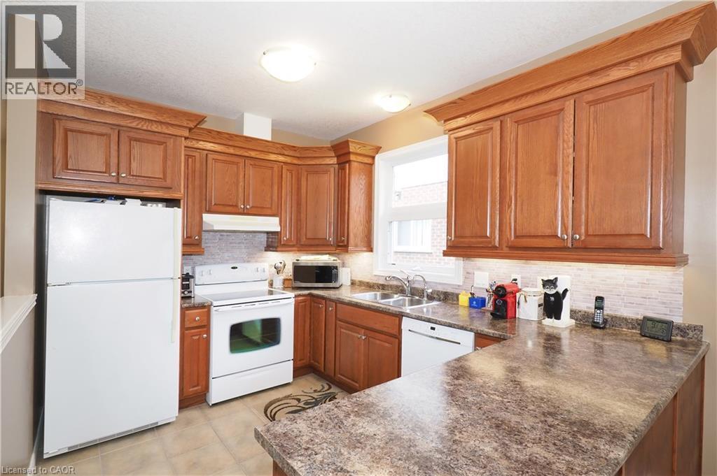 565 Springwater Drive, Waterloo, ON - Indoor Photo Showing Kitchen With Double Sink