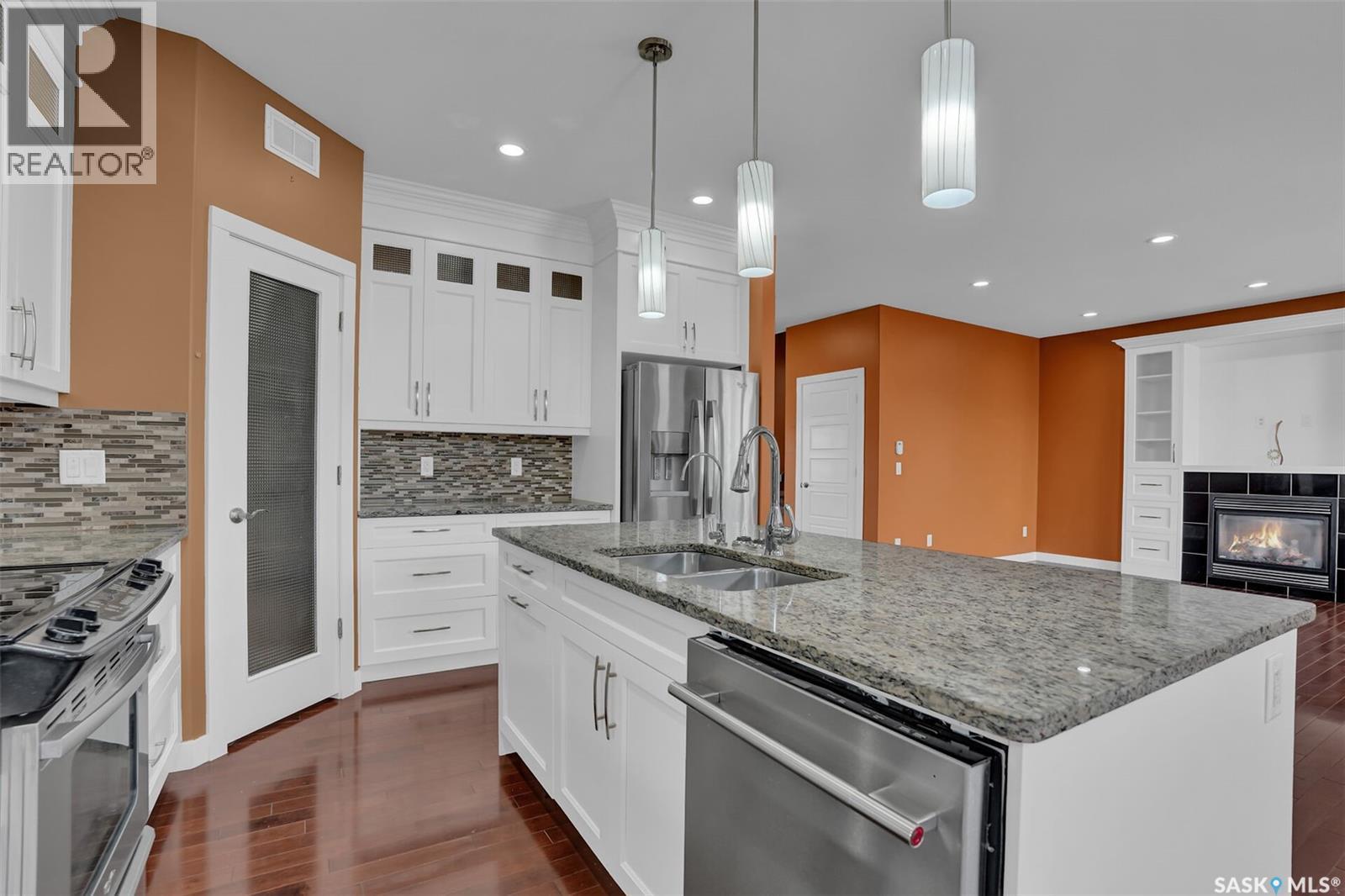 6033 Little Pine Loop, Regina, SK - Indoor Photo Showing Kitchen With Stainless Steel Kitchen With Double Sink With Upgraded Kitchen