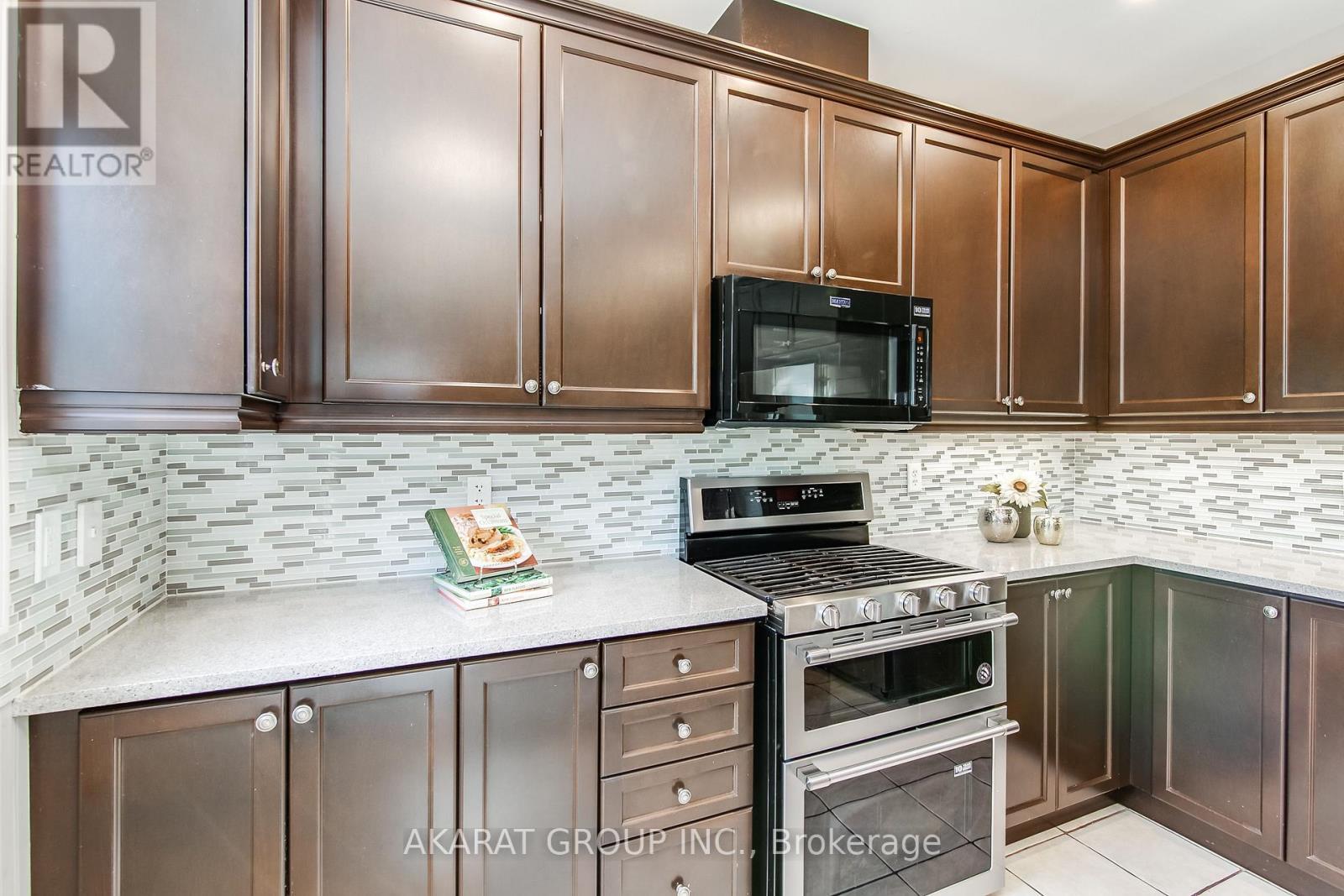 3320 Cline Street, Burlington, ON - Indoor Photo Showing Kitchen With Upgraded Kitchen