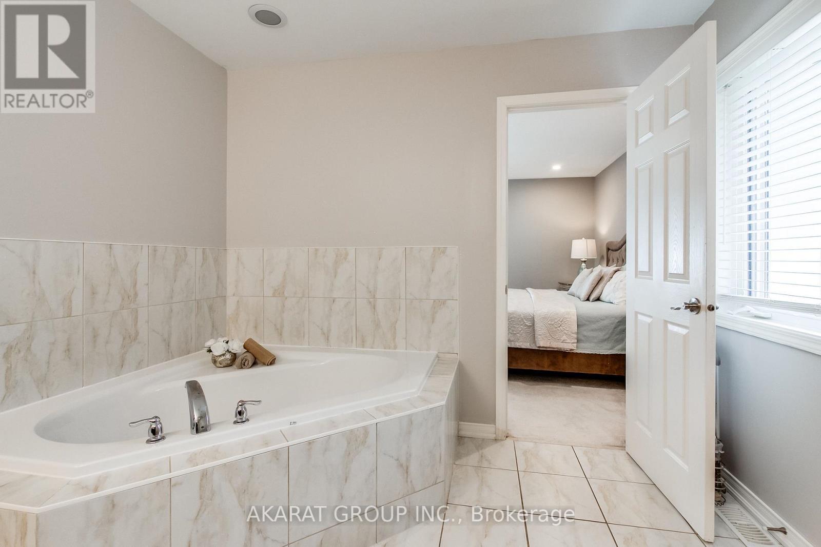 3320 Cline Street, Burlington, ON - Indoor Photo Showing Bathroom