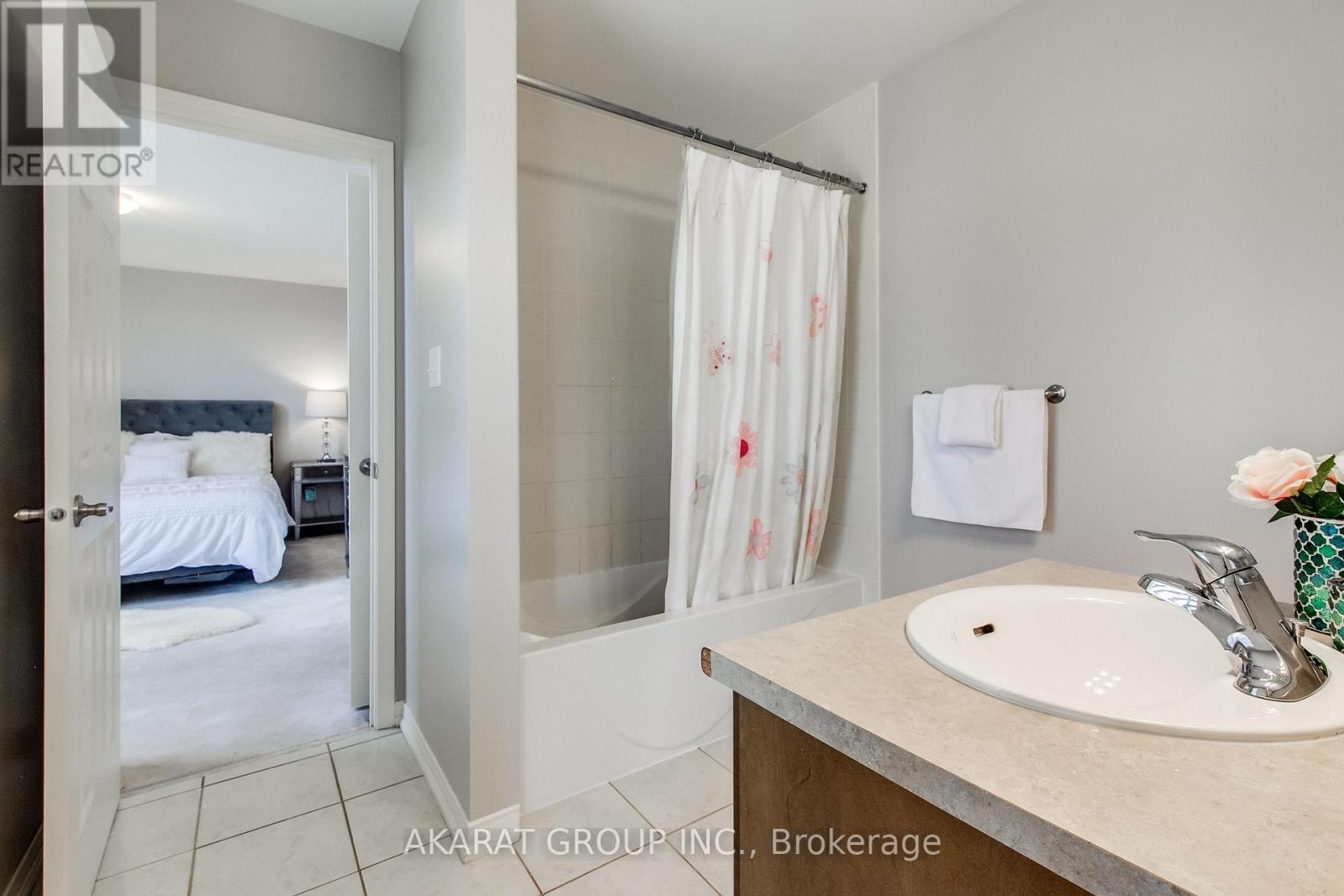 3320 Cline Street, Burlington, ON - Indoor Photo Showing Bathroom