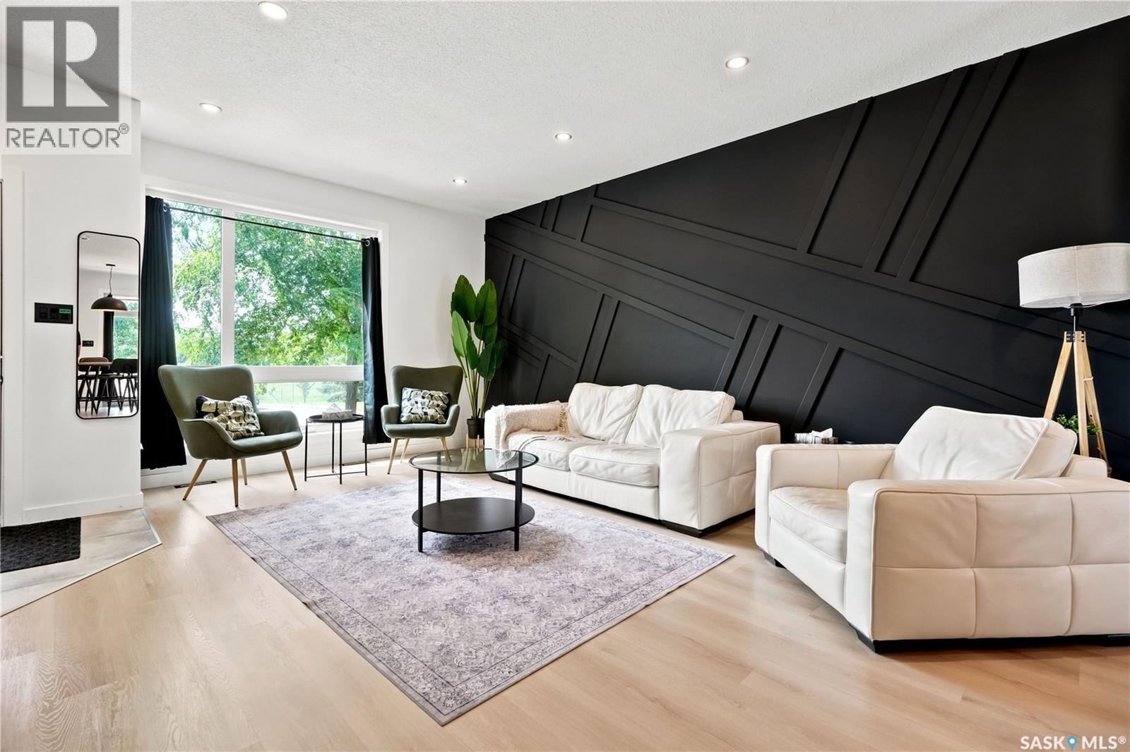 2023 Edward Street, Regina, SK - Indoor Photo Showing Living Room