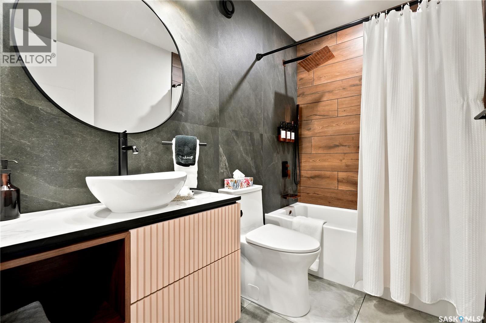 2023 Edward Street, Regina, SK - Indoor Photo Showing Bathroom